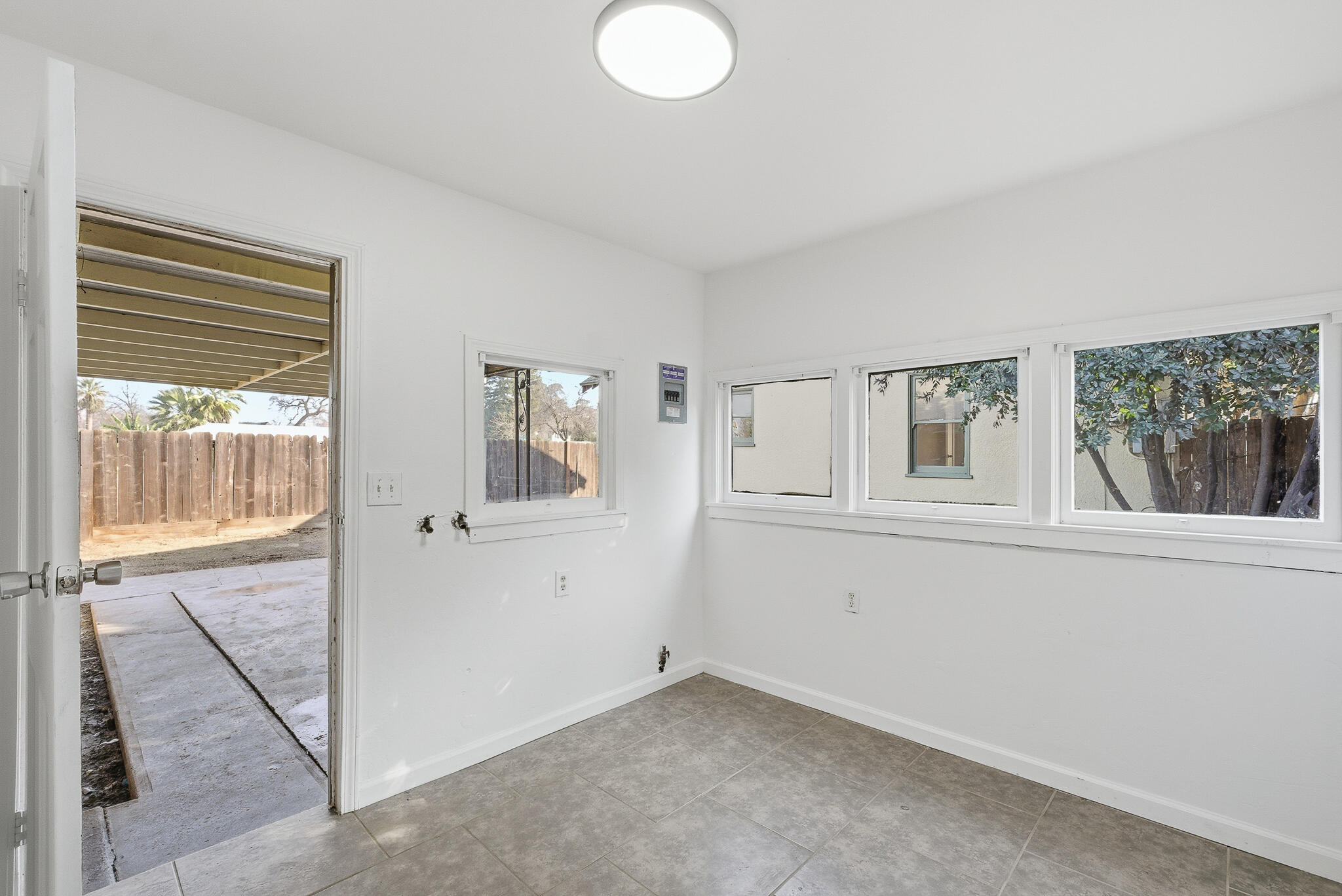 1206 W Center Ave, Visalia, CA 93291