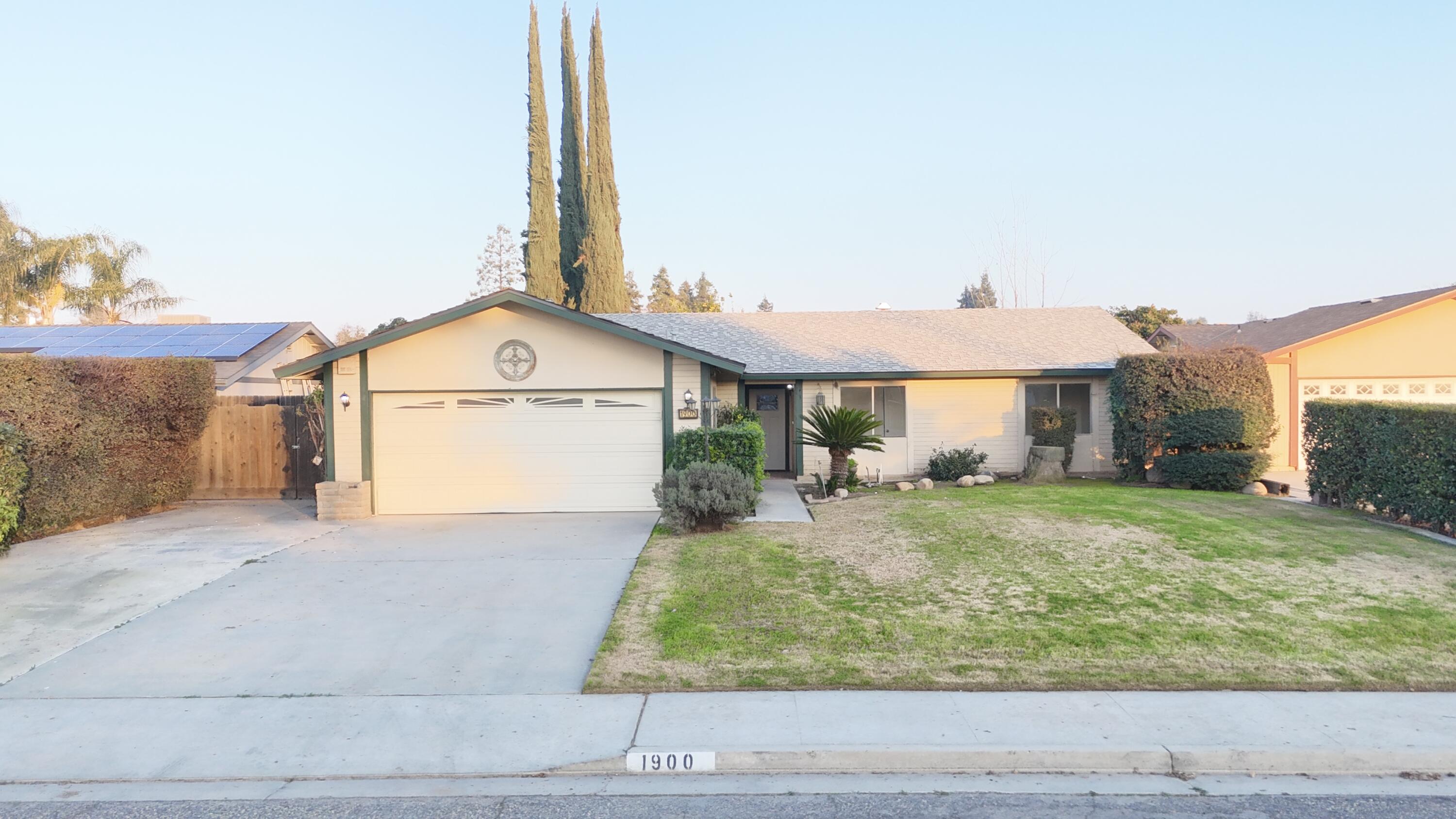 1900 S Burke Ct, Visalia, CA 93292