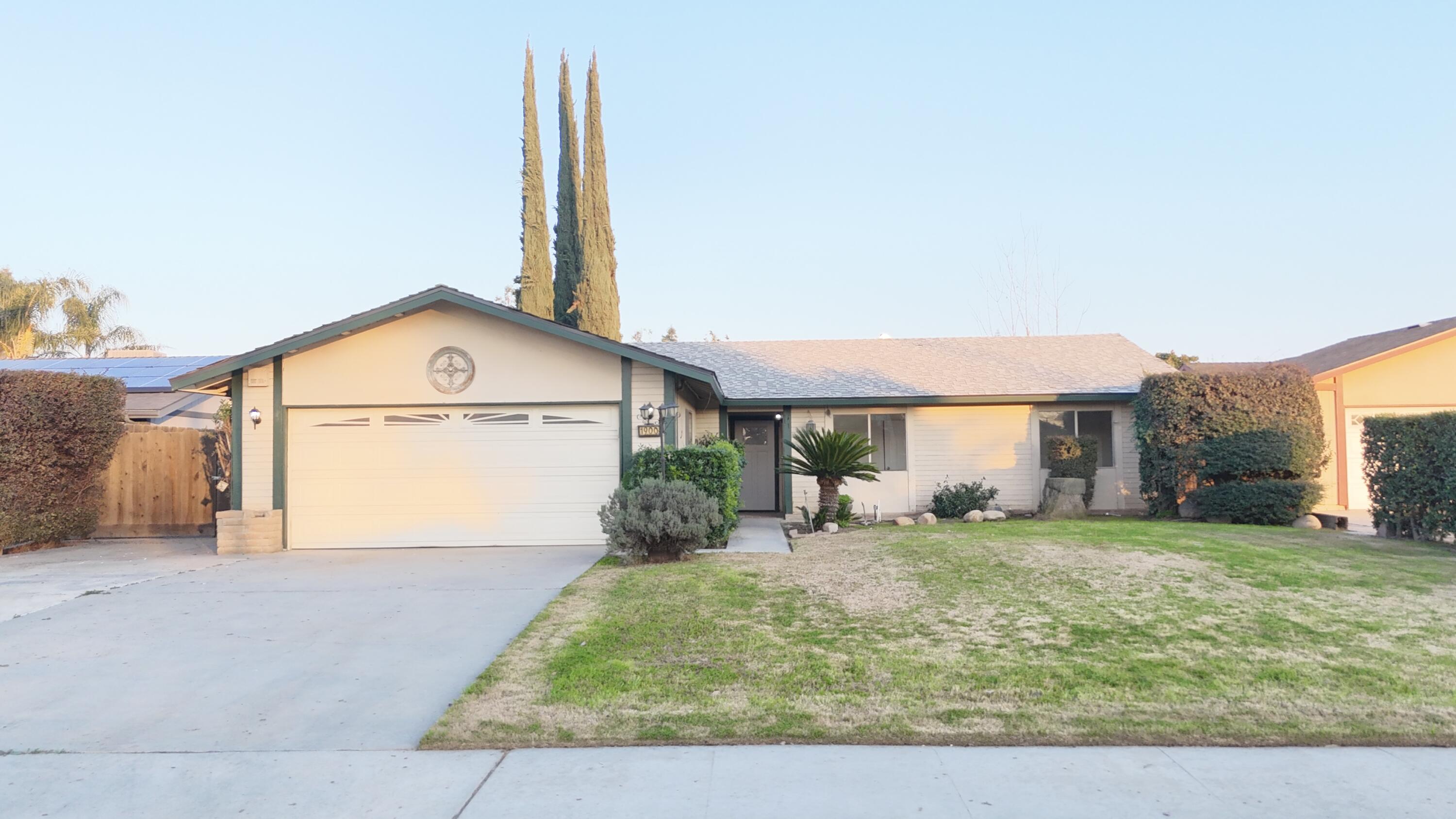 1900 S Burke Ct, Visalia, CA 93292