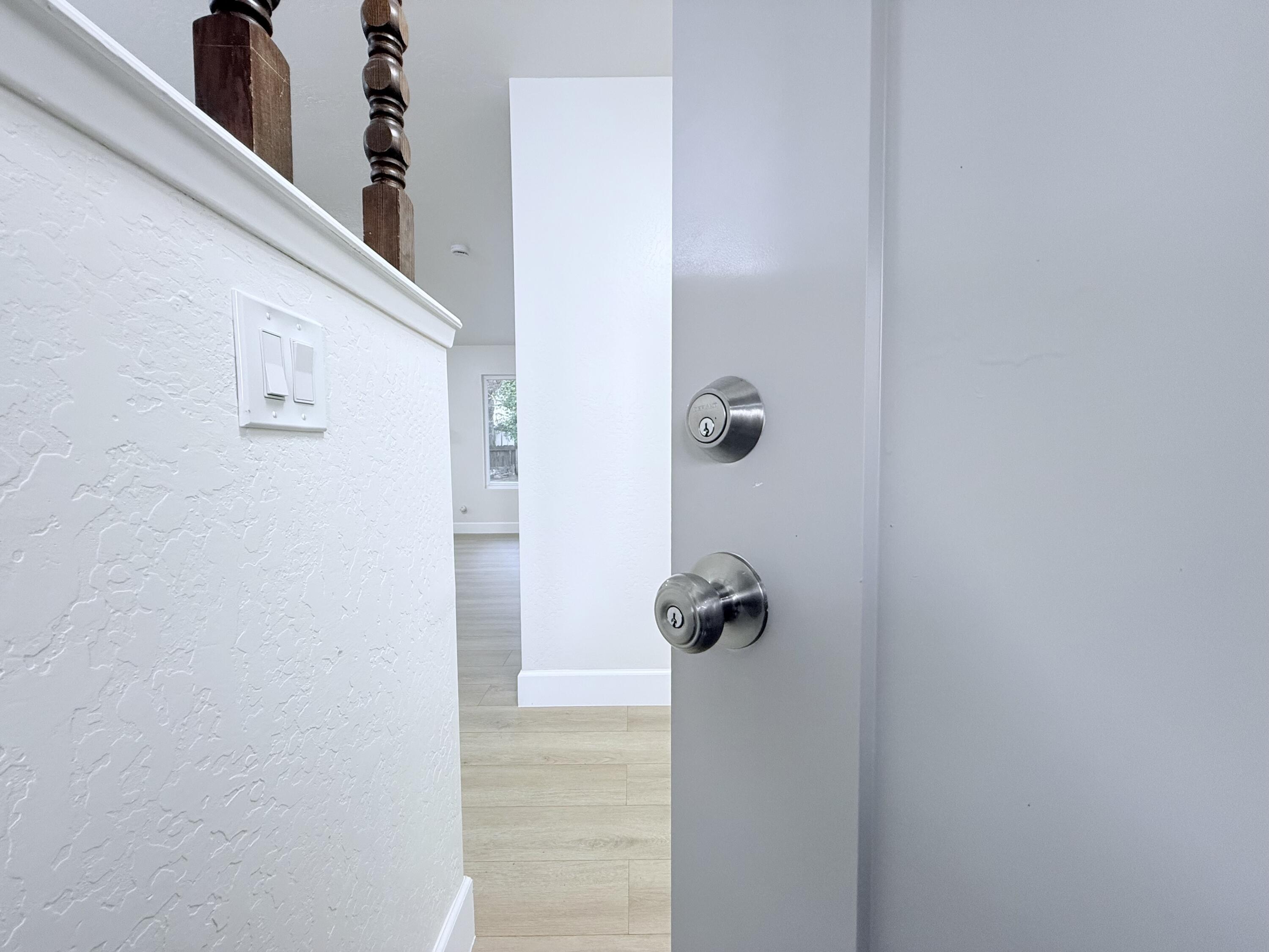 1900 S Burke Ct, Visalia, CA 93292