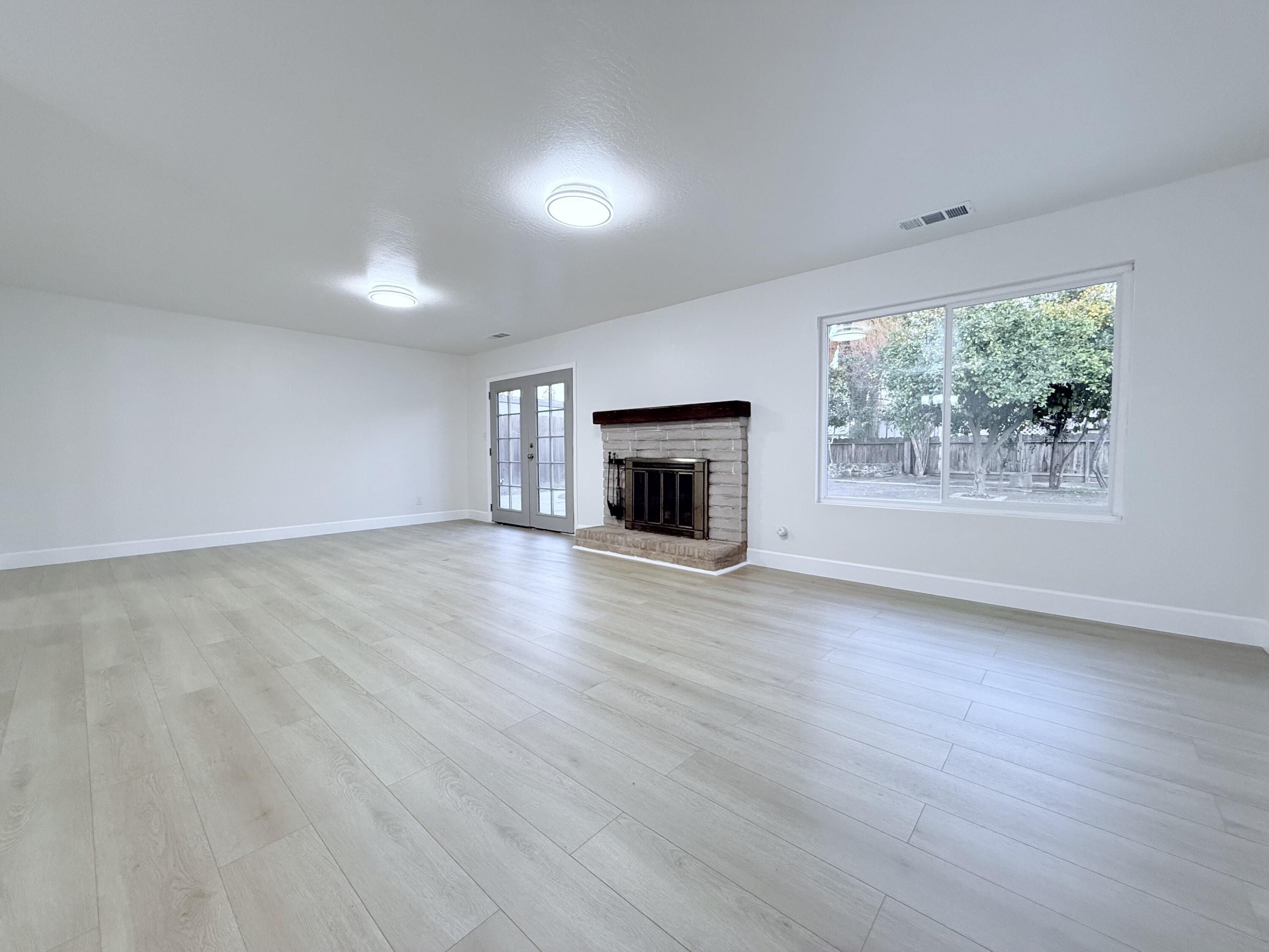 1900 S Burke Ct, Visalia, CA 93292