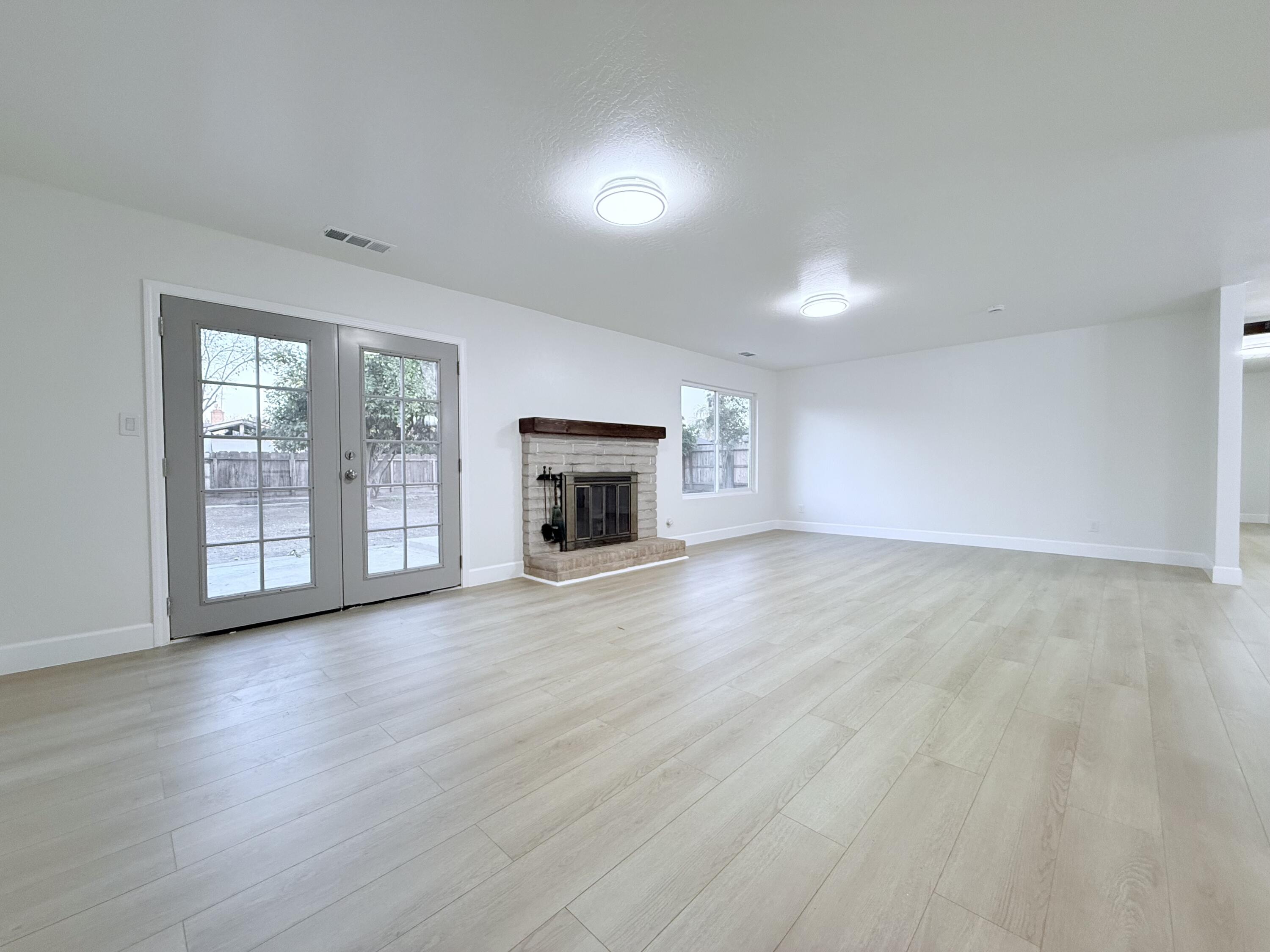 1900 S Burke Ct, Visalia, CA 93292