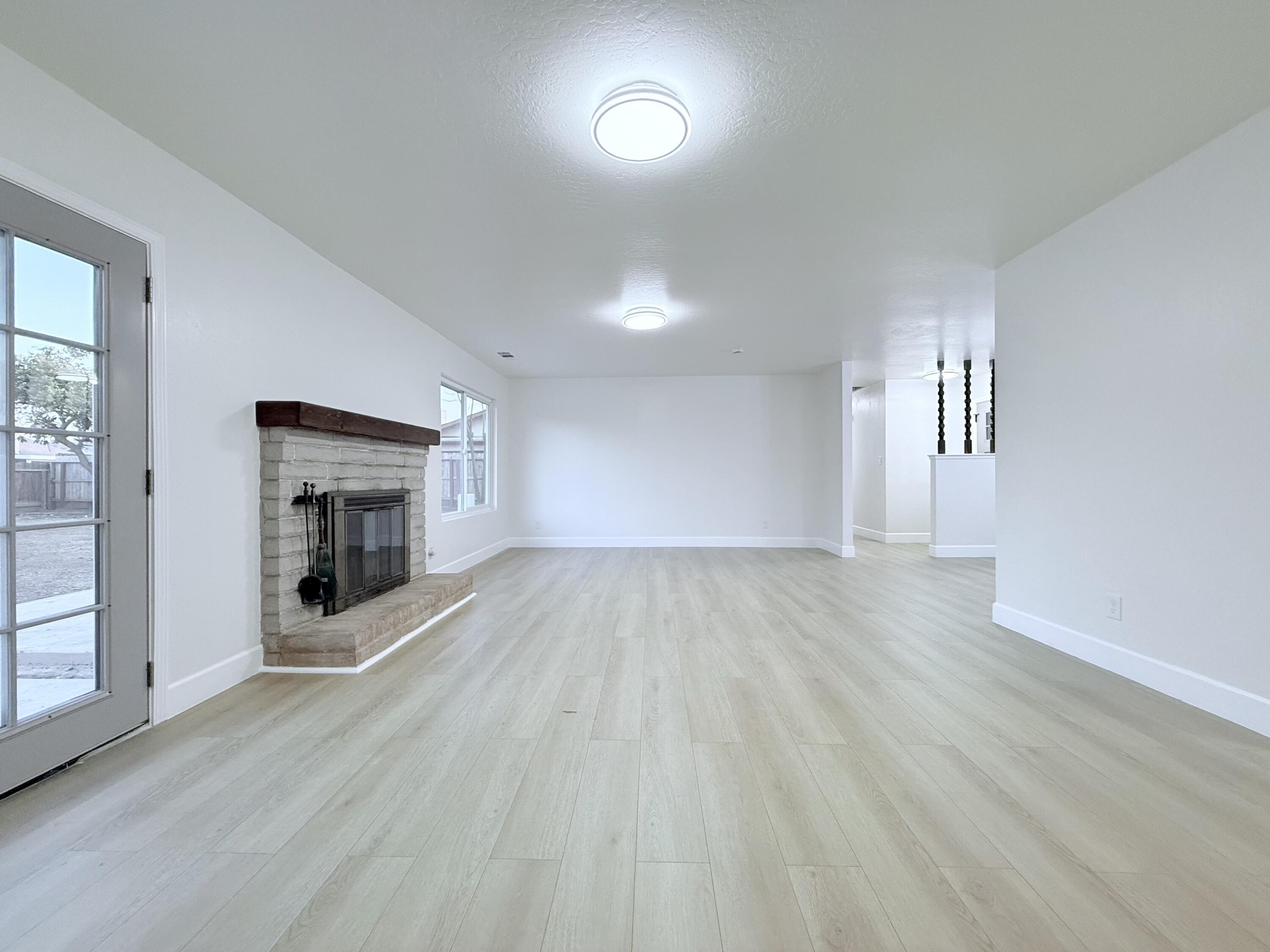 1900 S Burke Ct, Visalia, CA 93292