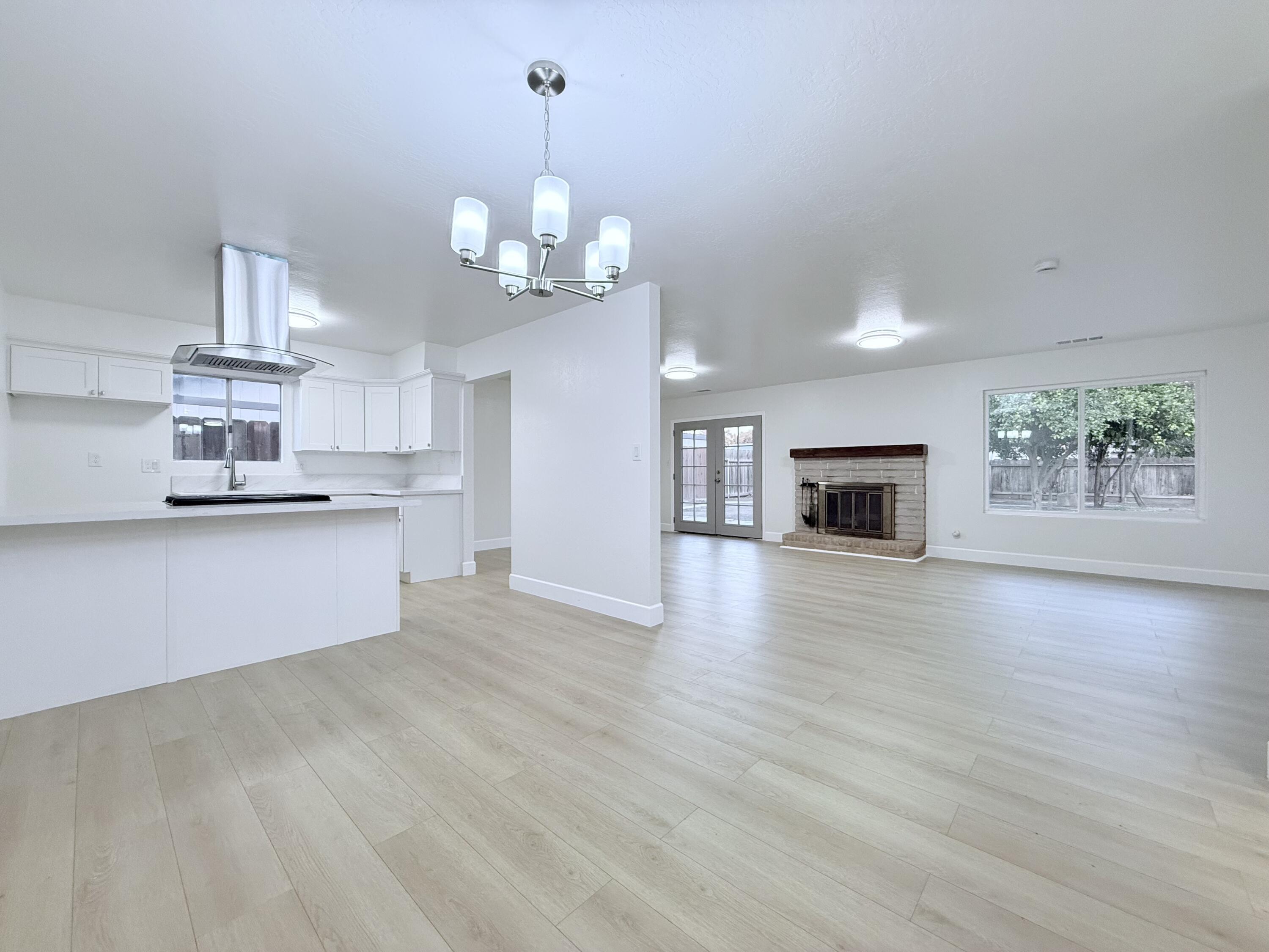 1900 S Burke Ct, Visalia, CA 93292