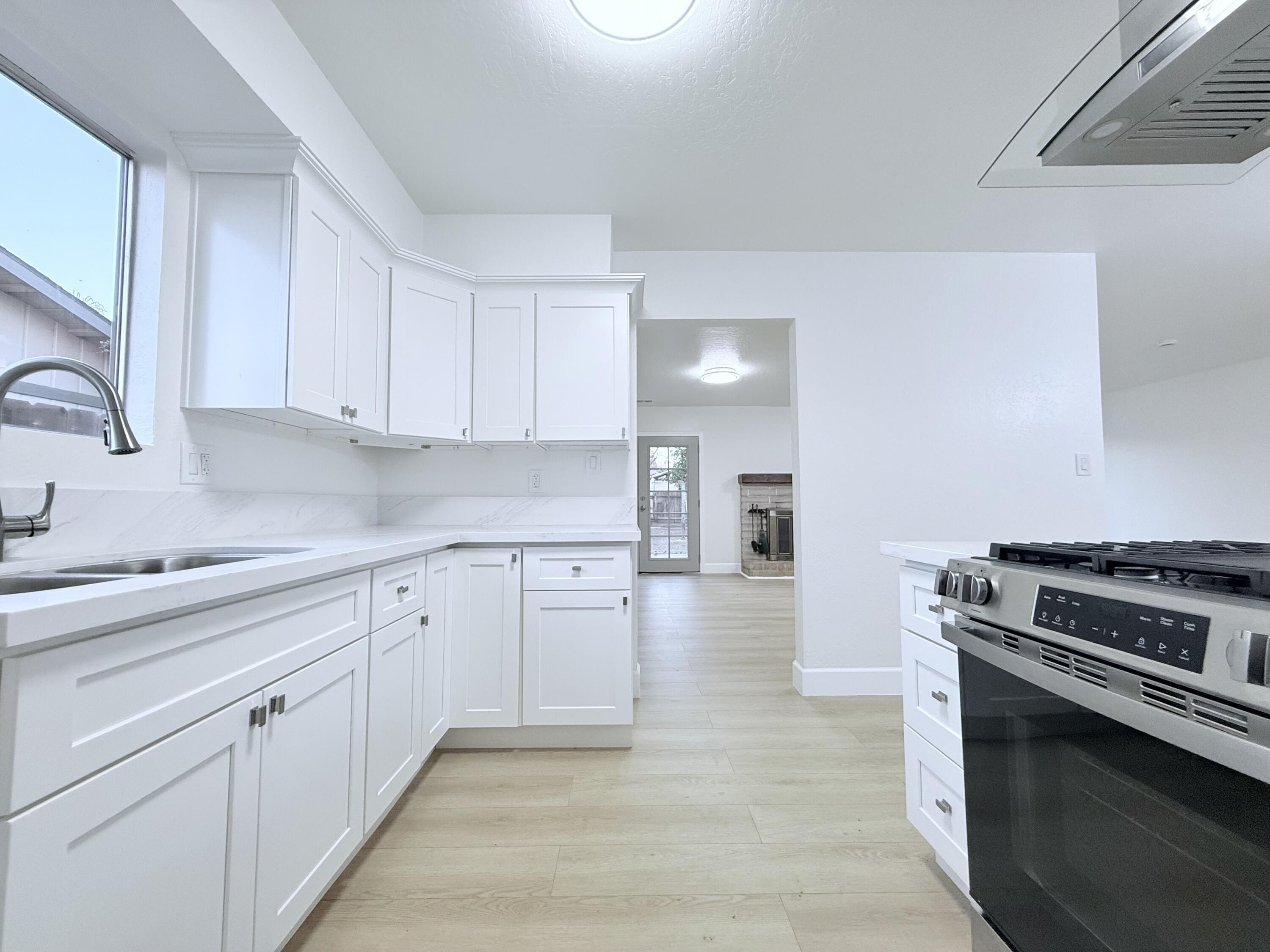 1900 S Burke Ct, Visalia, CA 93292