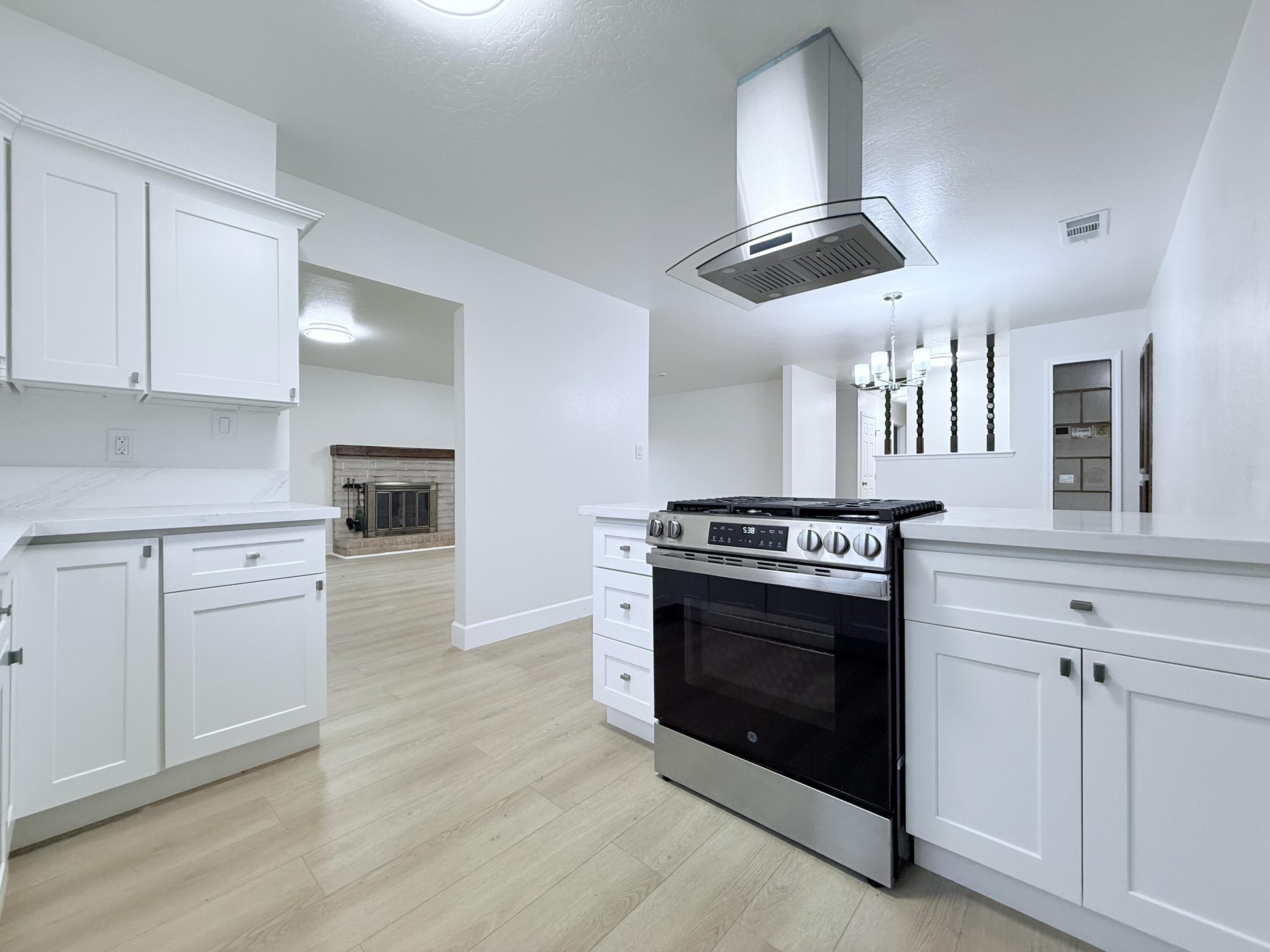 1900 S Burke Ct, Visalia, CA 93292