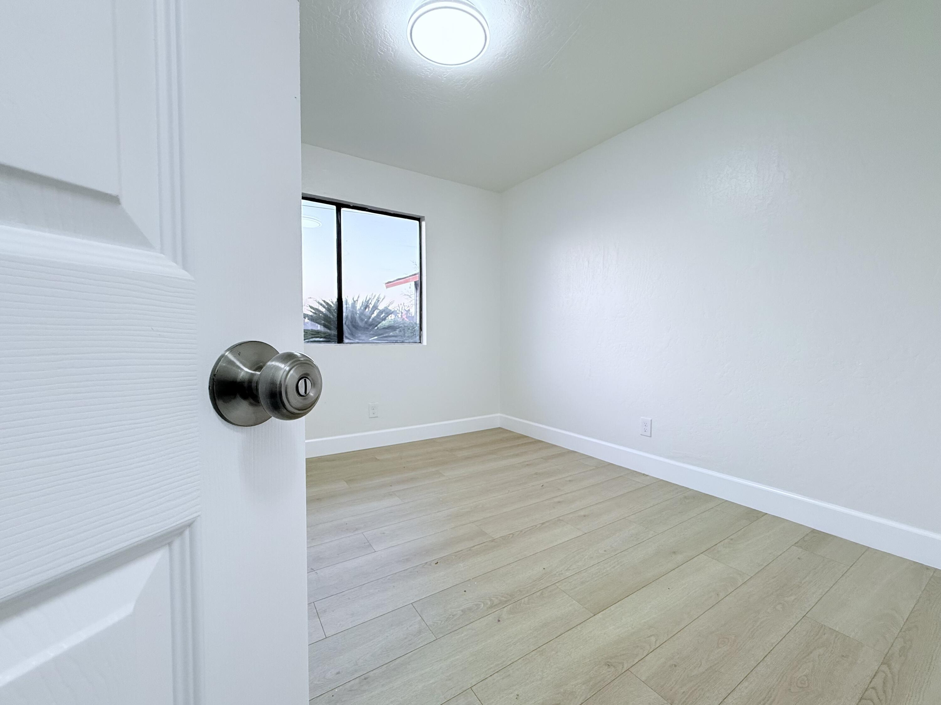 1900 S Burke Ct, Visalia, CA 93292