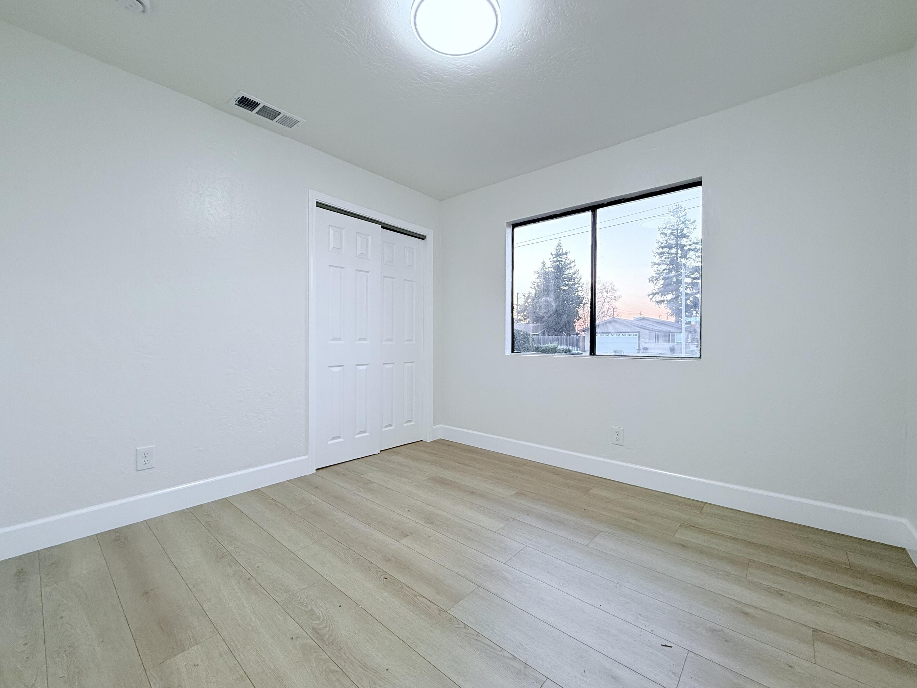 1900 S Burke Ct, Visalia, CA 93292