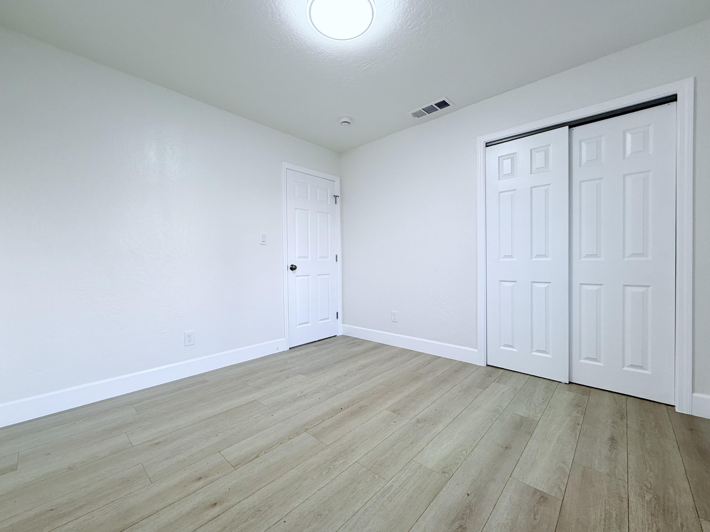 1900 S Burke Ct, Visalia, CA 93292