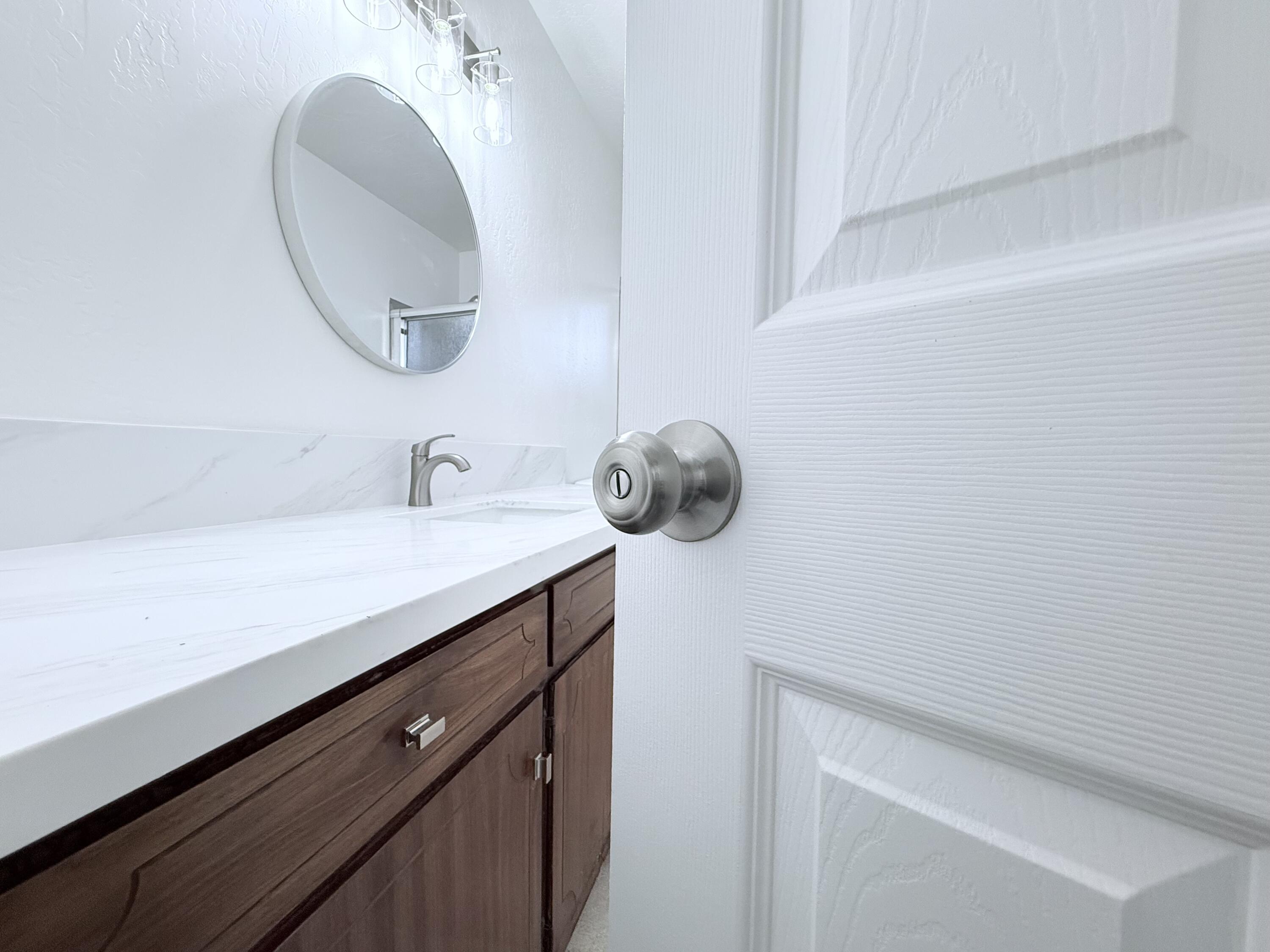 1900 S Burke Ct, Visalia, CA 93292