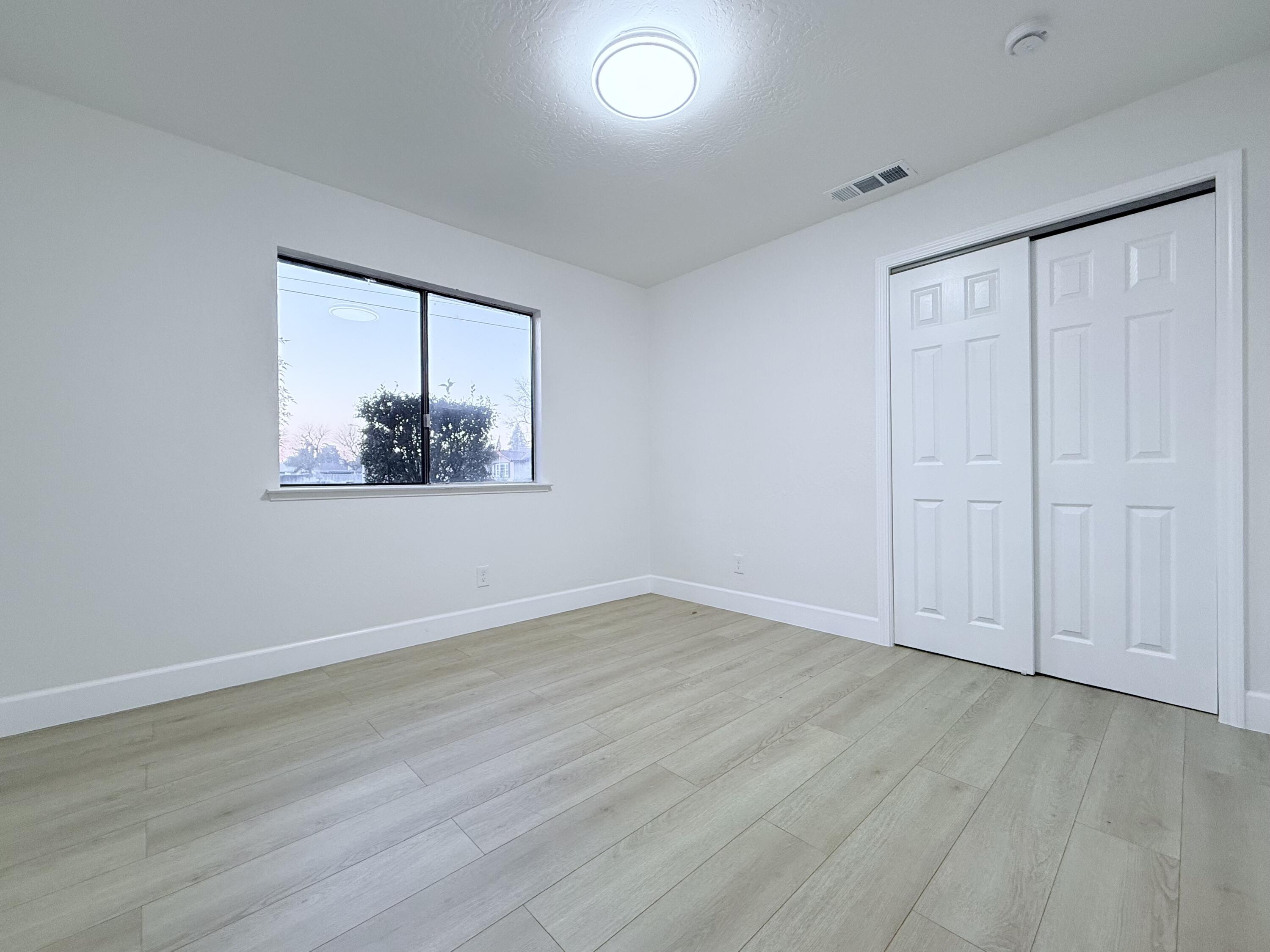 1900 S Burke Ct, Visalia, CA 93292