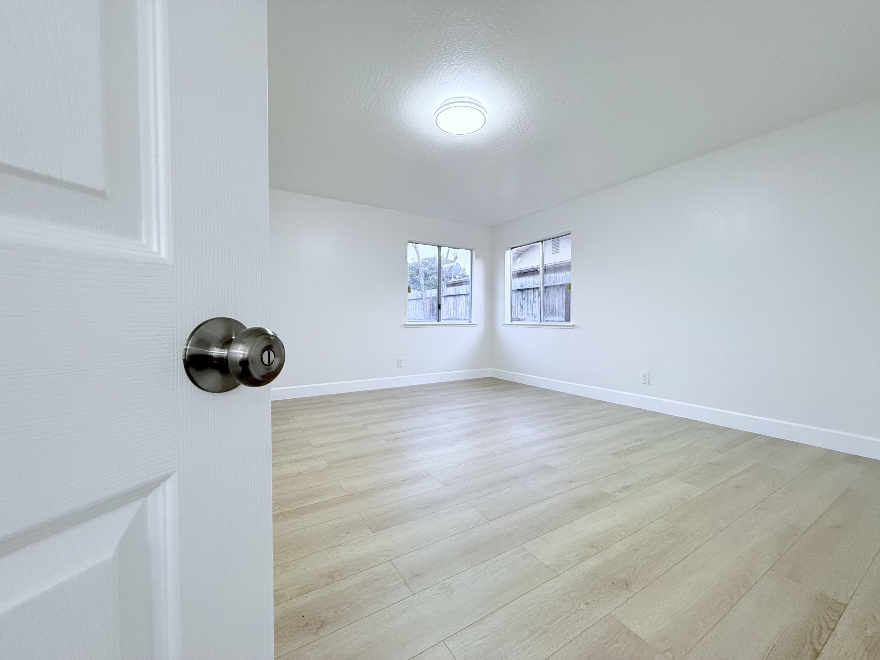 1900 S Burke Ct, Visalia, CA 93292