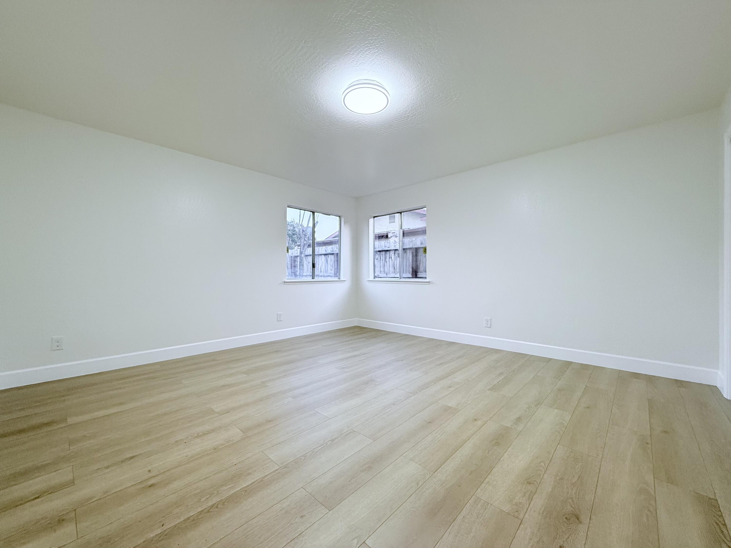 1900 S Burke Ct, Visalia, CA 93292