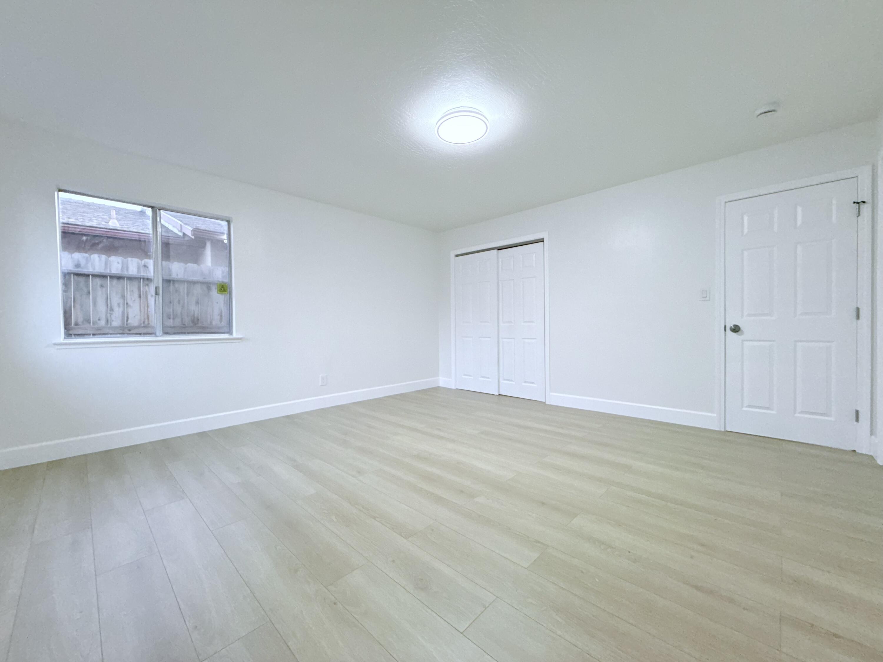 1900 S Burke Ct, Visalia, CA 93292