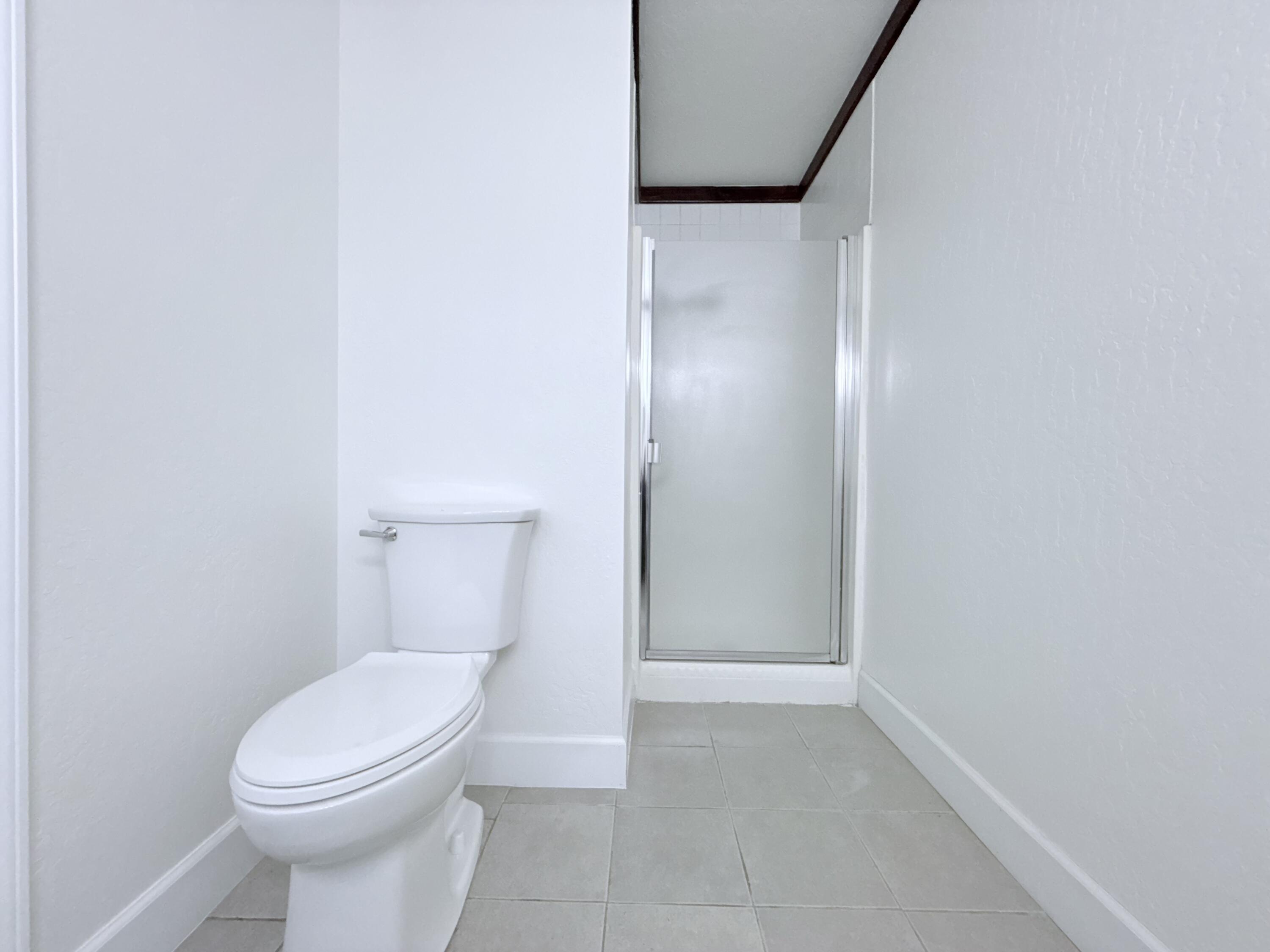 1900 S Burke Ct, Visalia, CA 93292