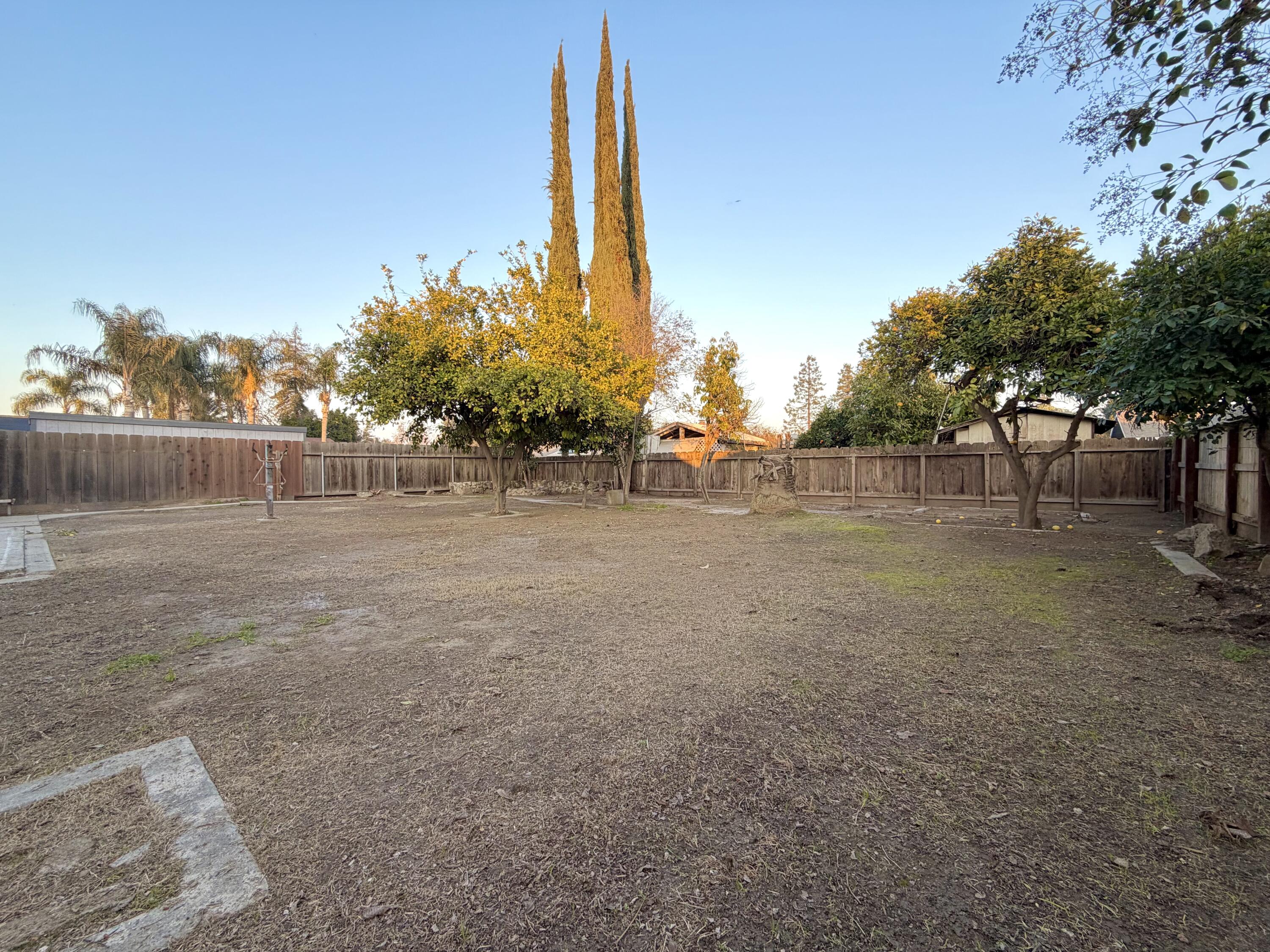 1900 S Burke Ct, Visalia, CA 93292