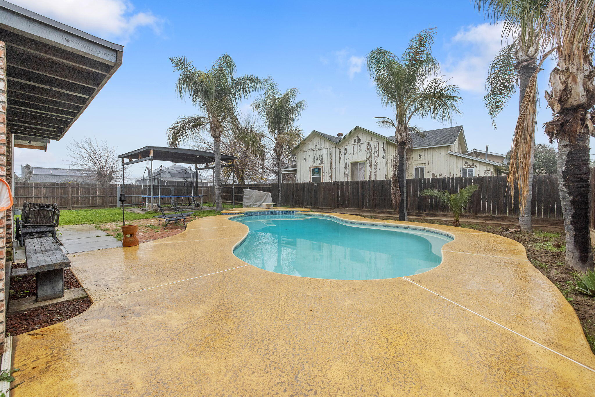 457 W Maple St, Exeter, CA 93221