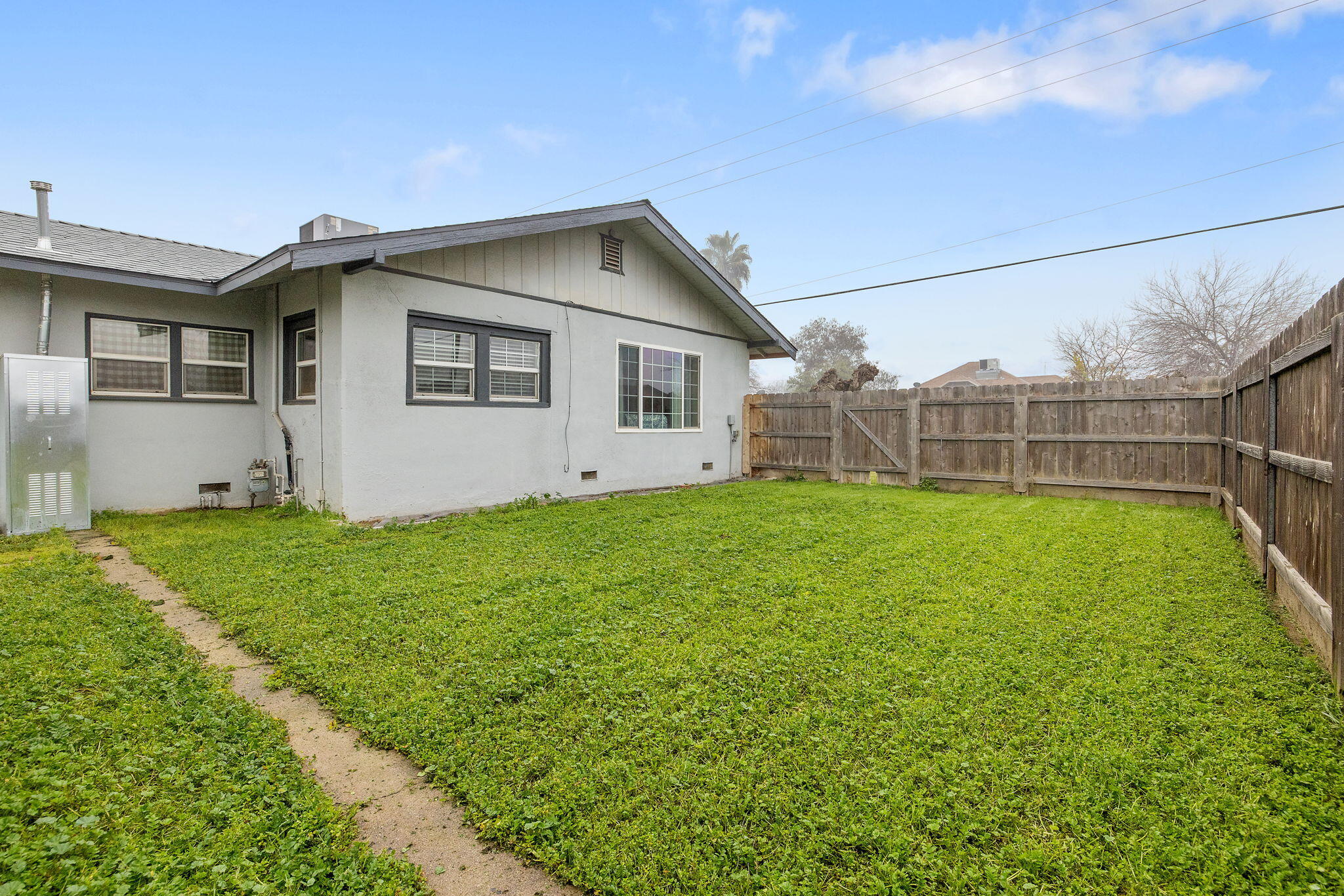 457 W Maple St, Exeter, CA 93221