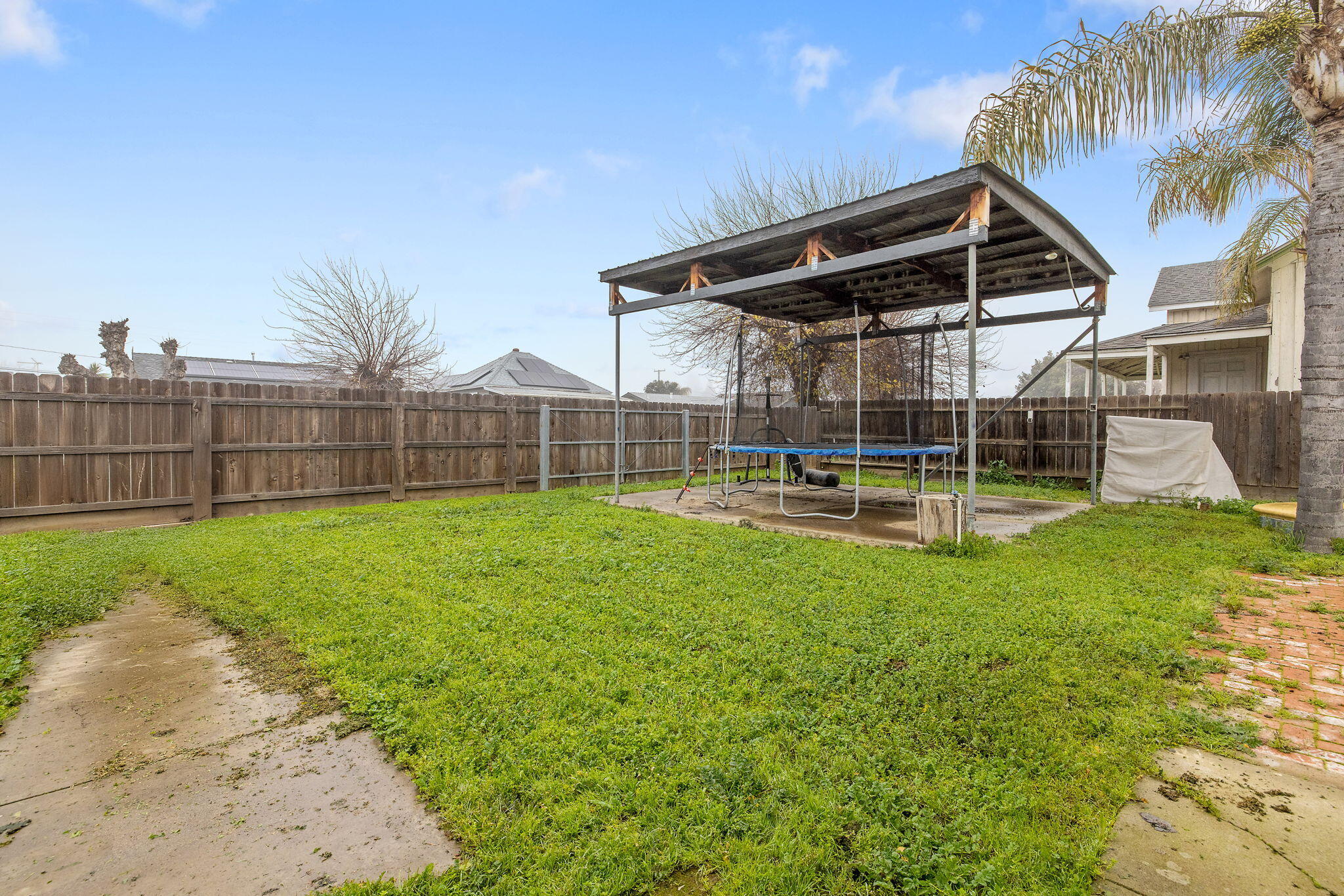 457 W Maple St, Exeter, CA 93221