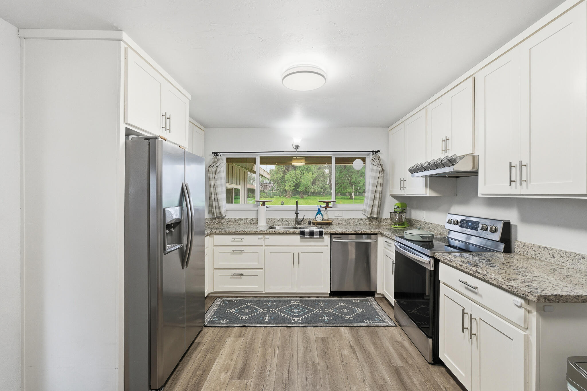 4032 W Walnut Ave, Visalia, CA 93277