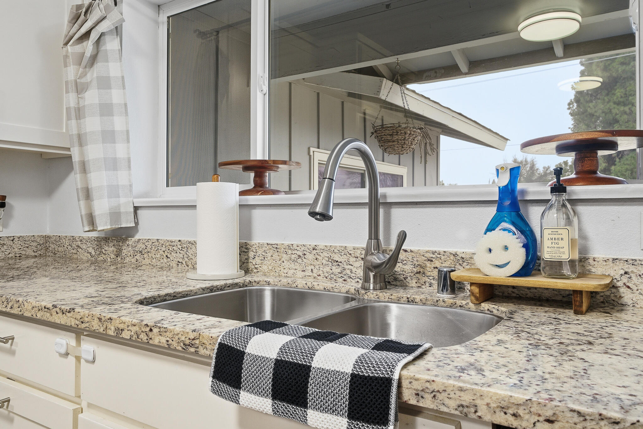 4032 W Walnut Ave, Visalia, CA 93277