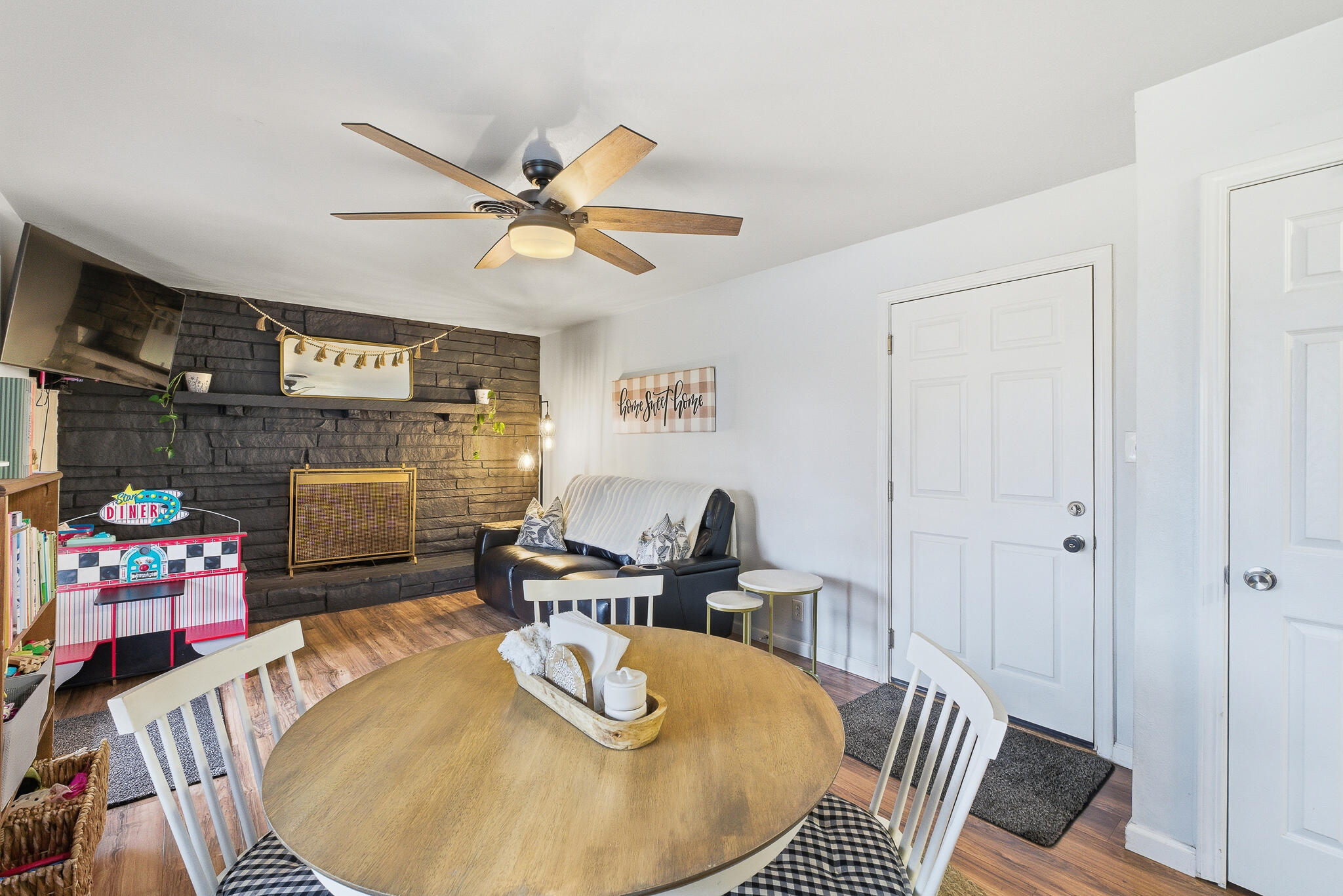 4032 W Walnut Ave, Visalia, CA 93277