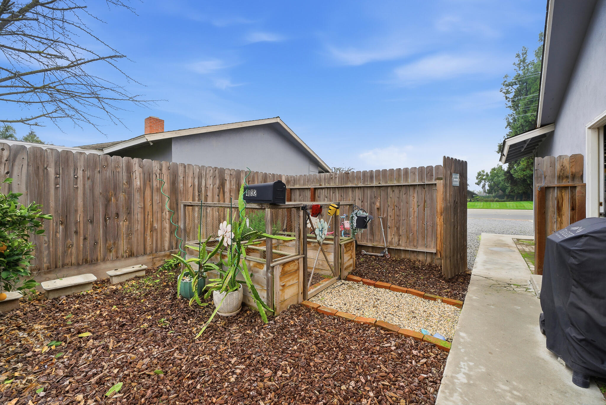 4032 W Walnut Ave, Visalia, CA 93277