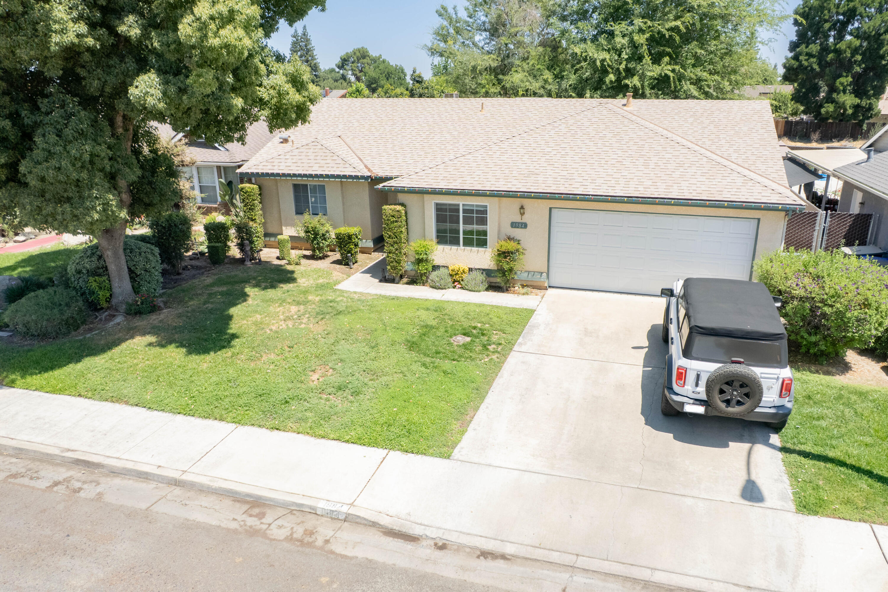 1984 White Chapel Ln, Porterville, CA 93257