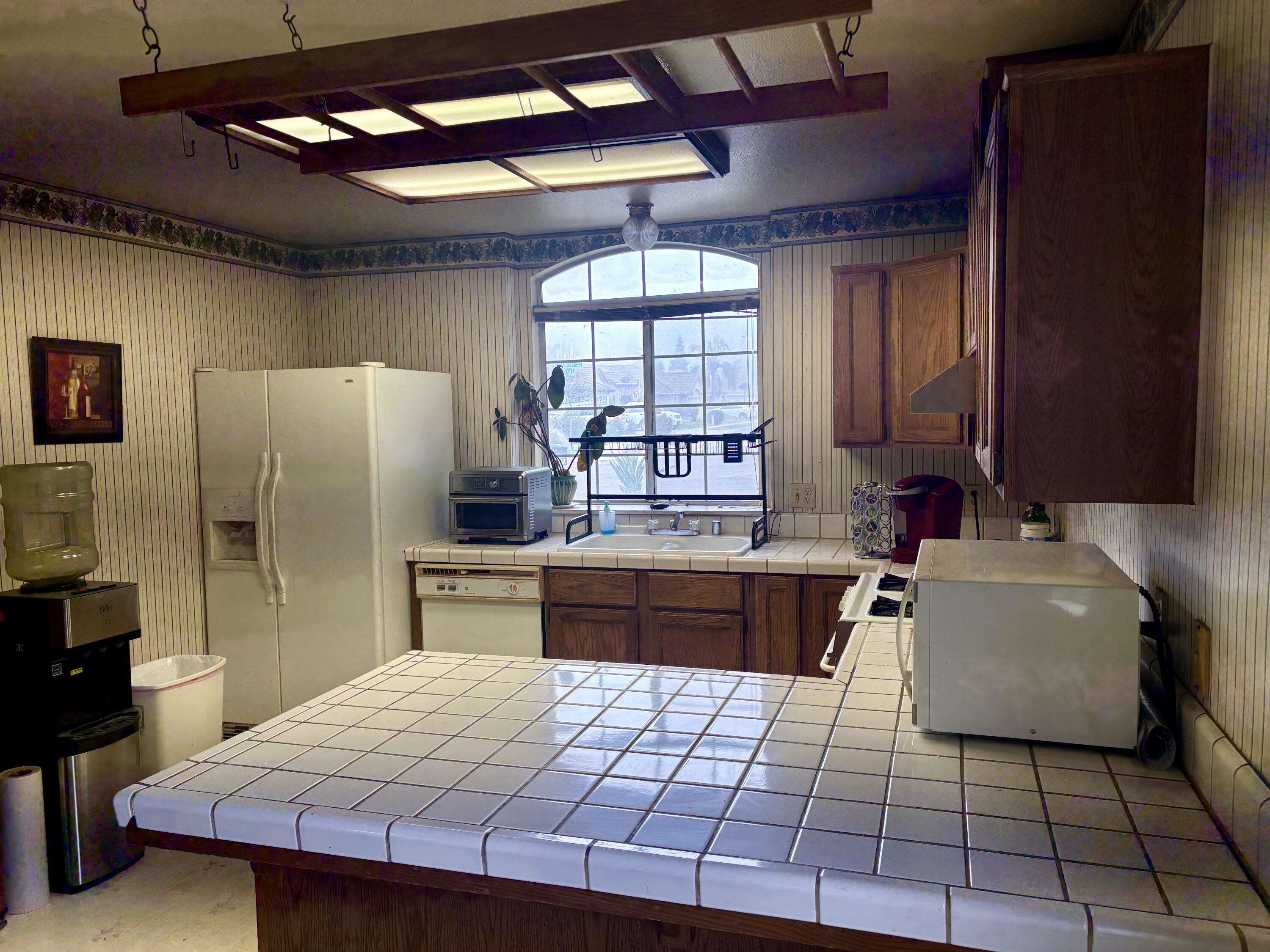 1900 E College Ave, Visalia, CA 93292