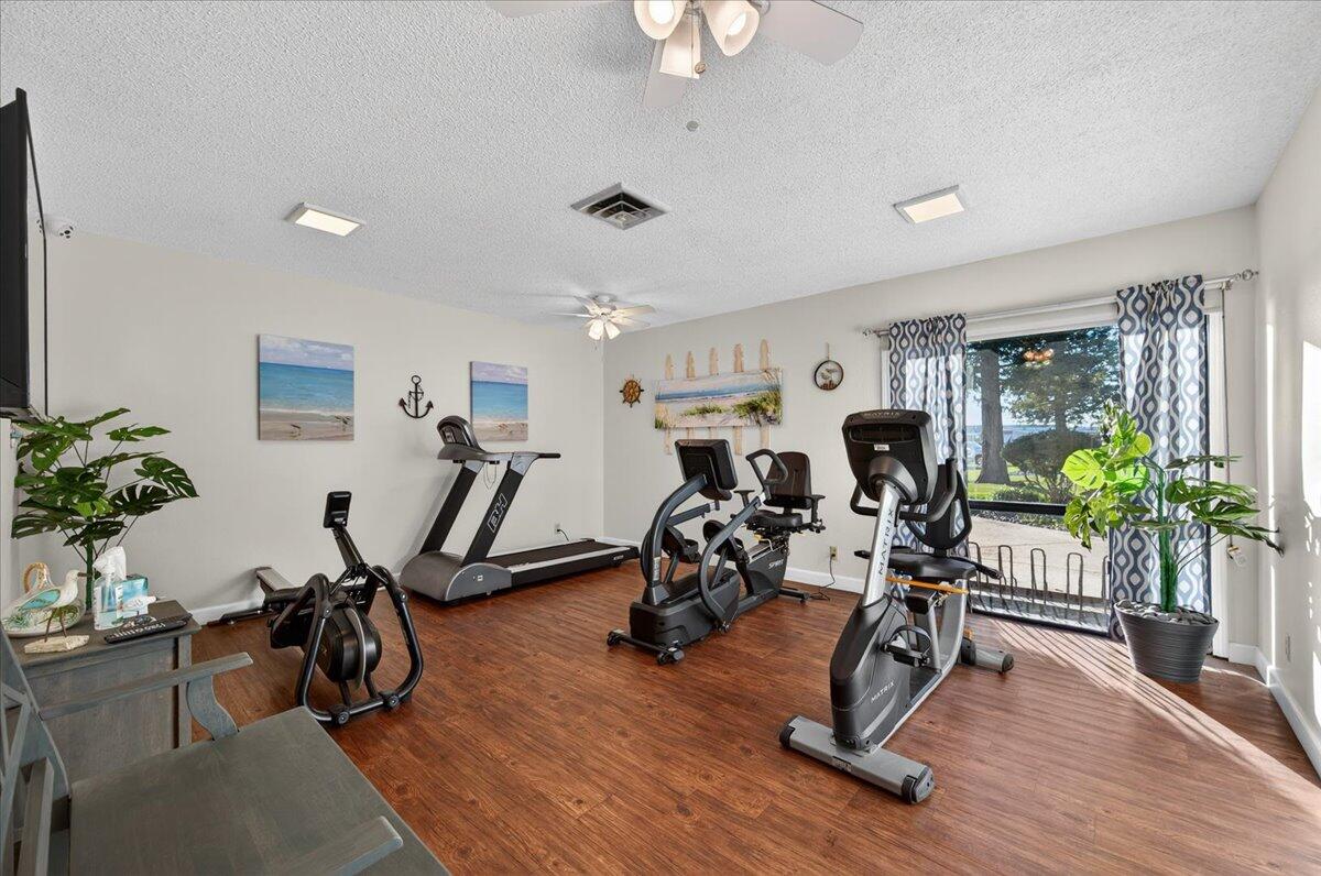 1001 Sylmar Ave #216, Clovis, CA 93612