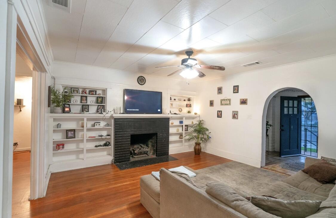 76 N H St, Porterville, CA 93257