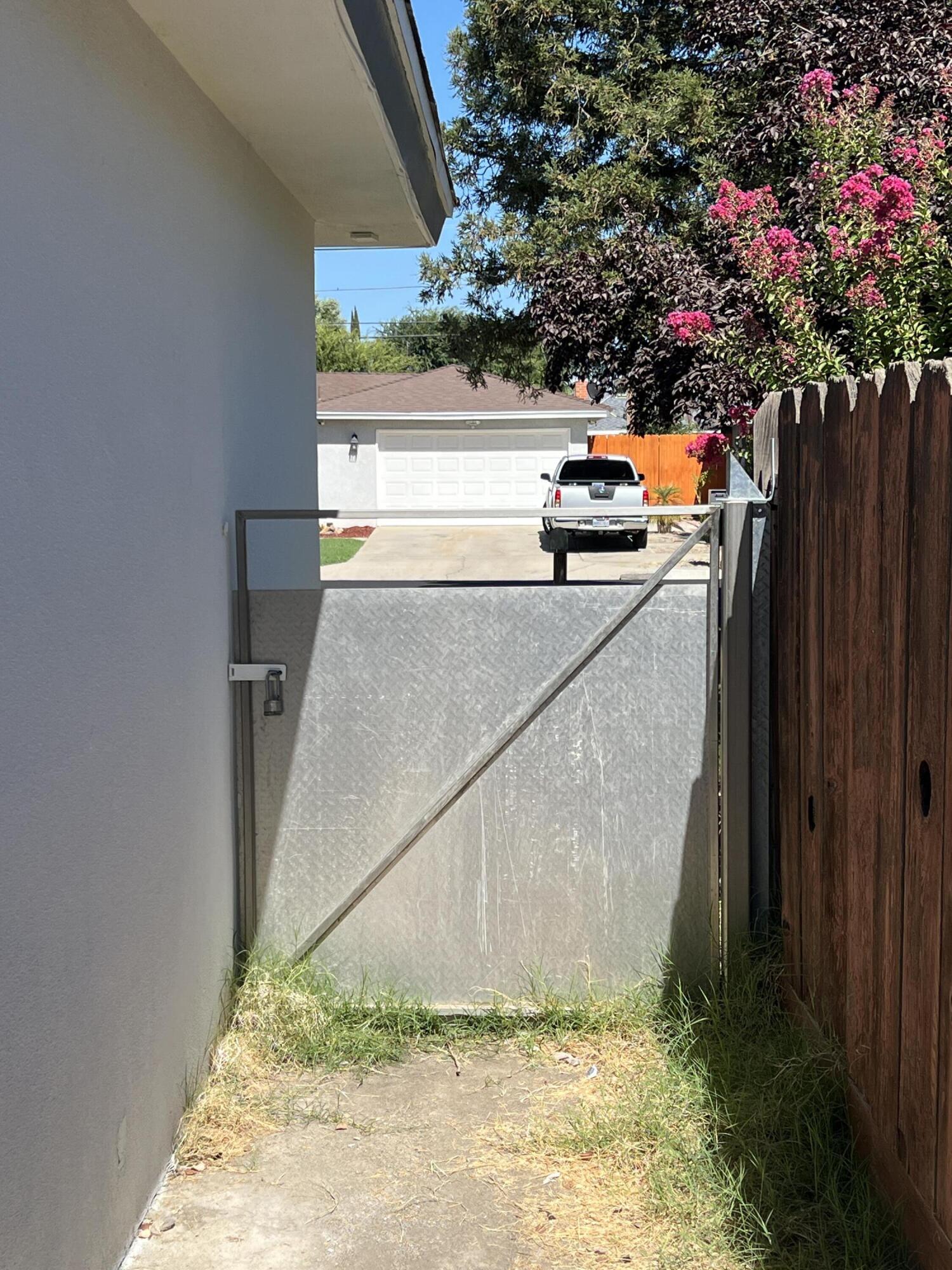 4069 N Sunnyside Ave, Fresno, CA 93727