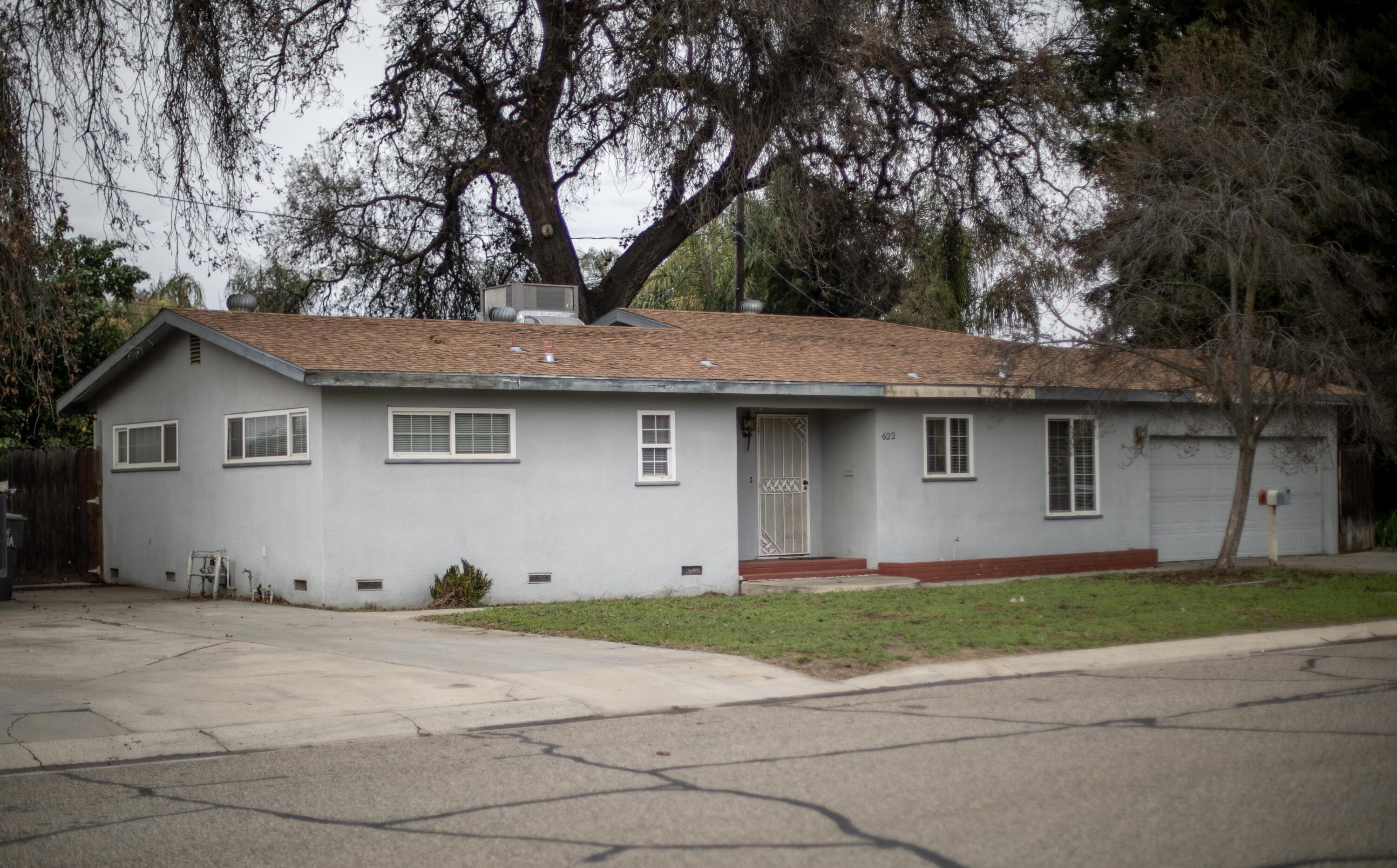 622 W Howard Ave, Visalia, CA 93277