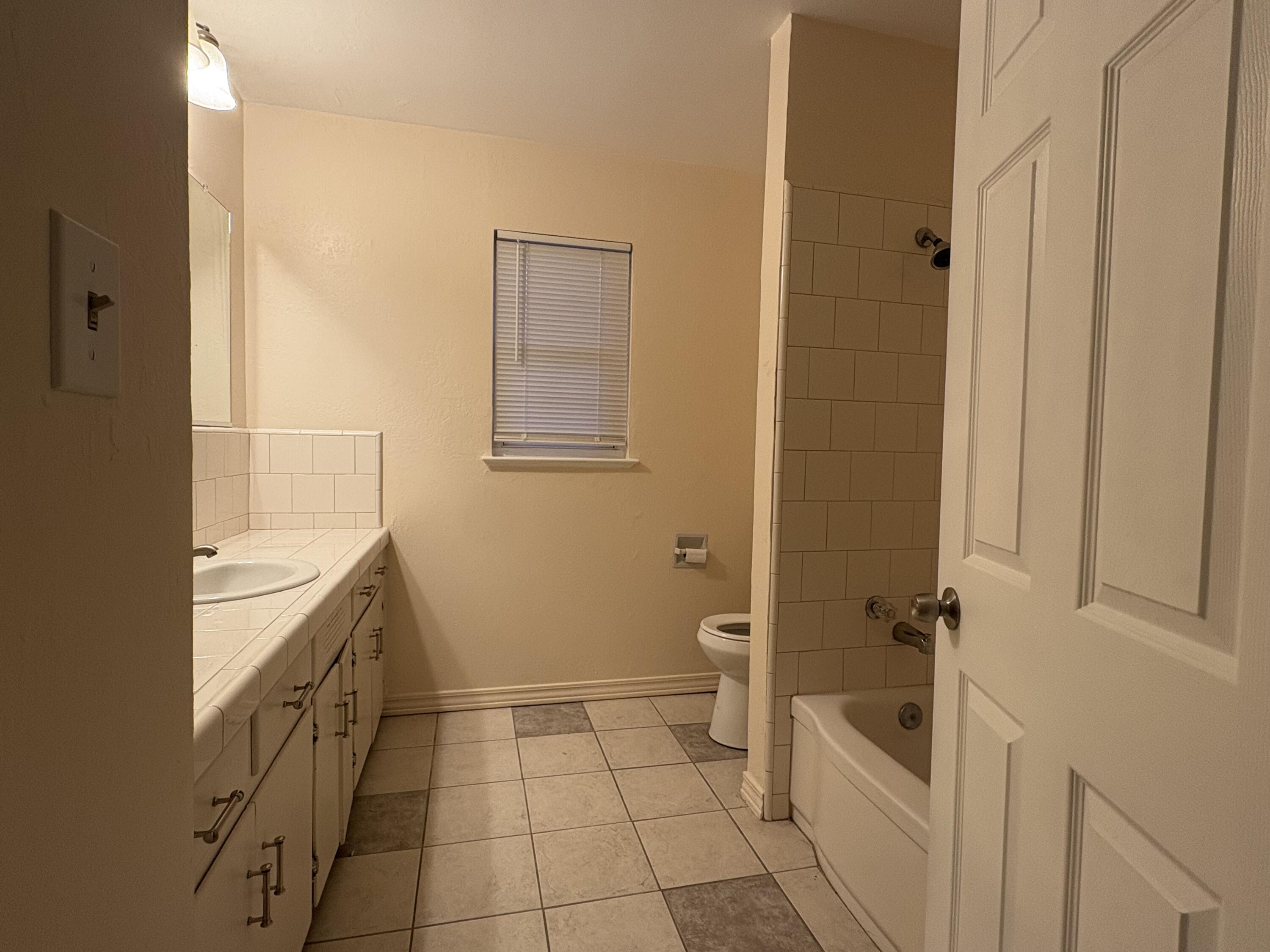 622 W Howard Ave, Visalia, CA 93277