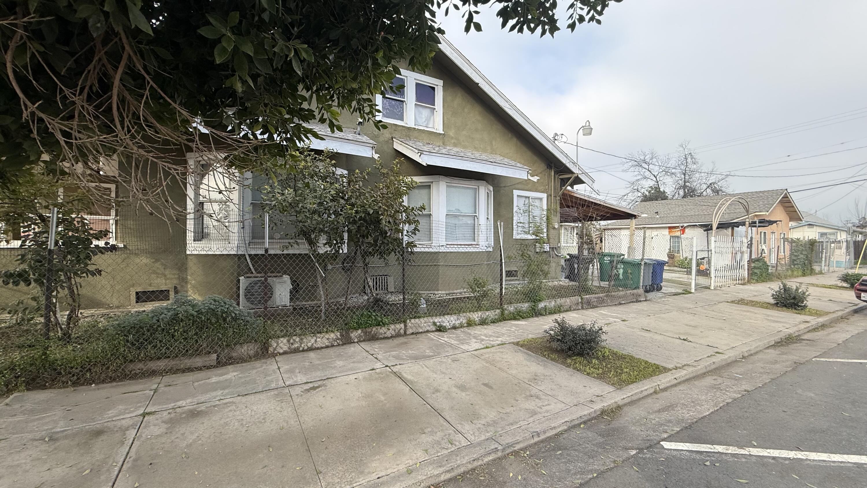 196 S Mirage Ave, Lindsay, CA 93247