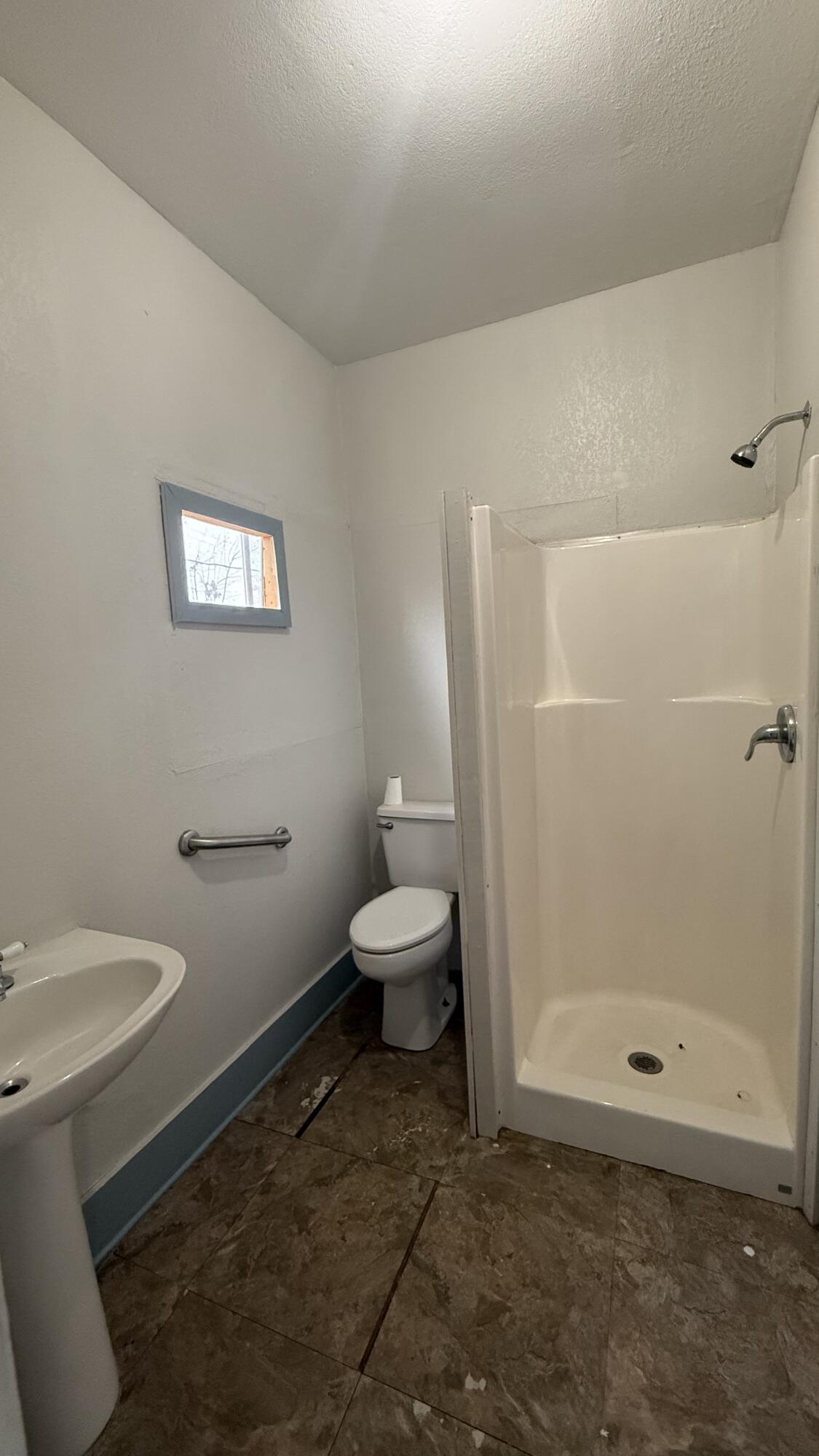 196 S Mirage Ave, Lindsay, CA 93247