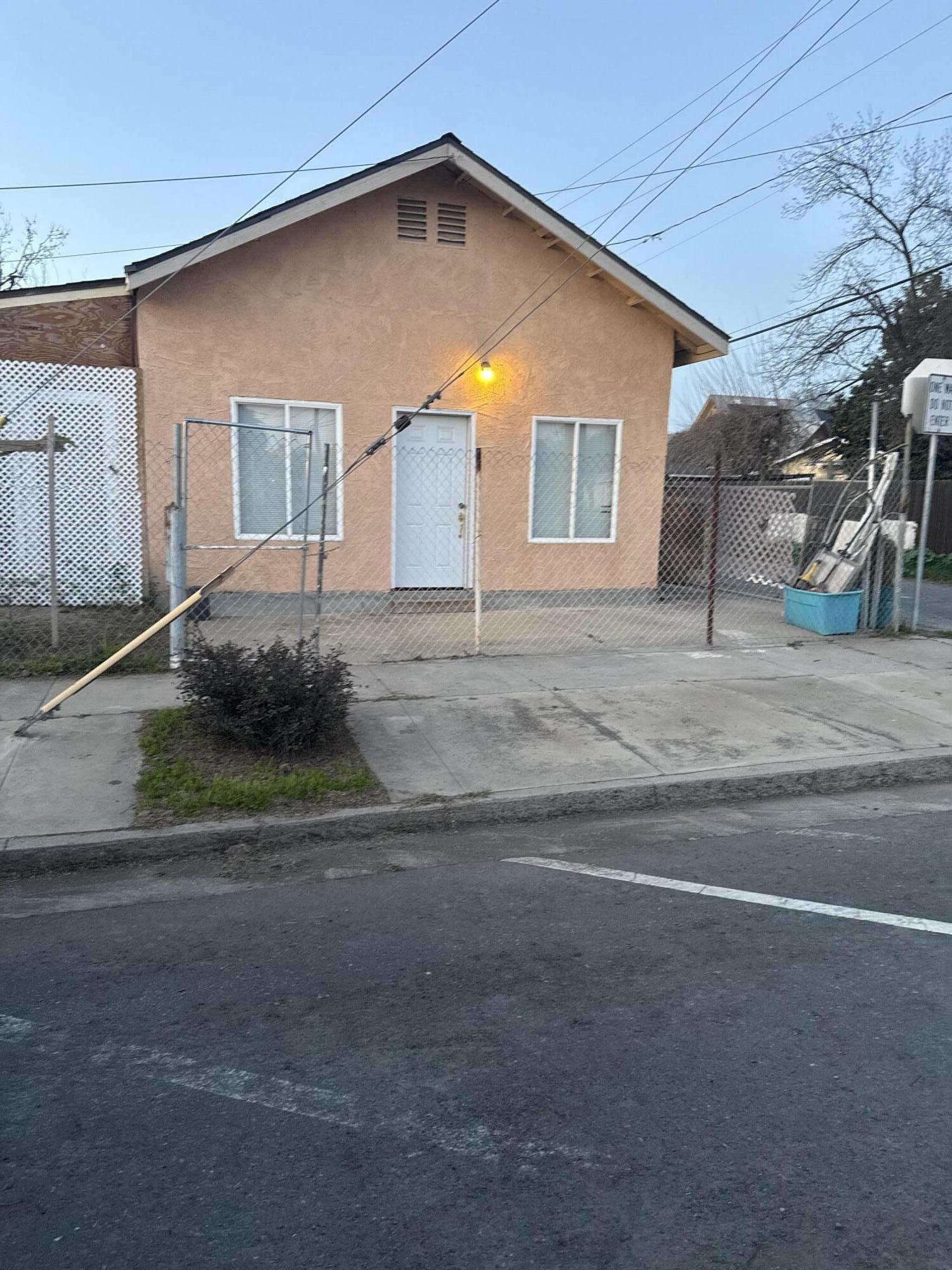 196 S Mirage Ave, Lindsay, CA 93247