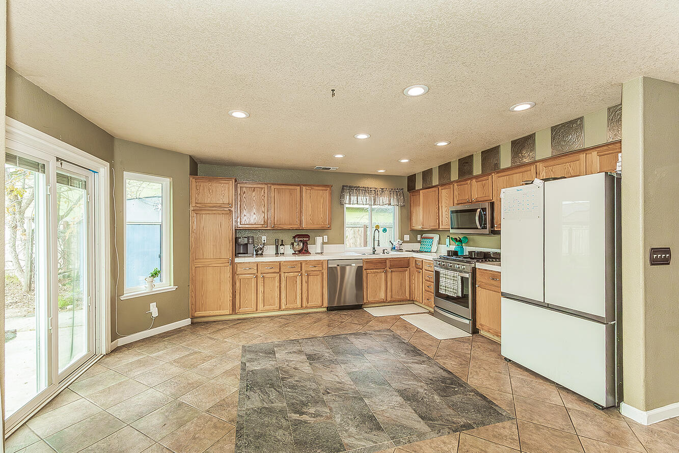 671 Cambria Ln, Lemoore, CA 93245