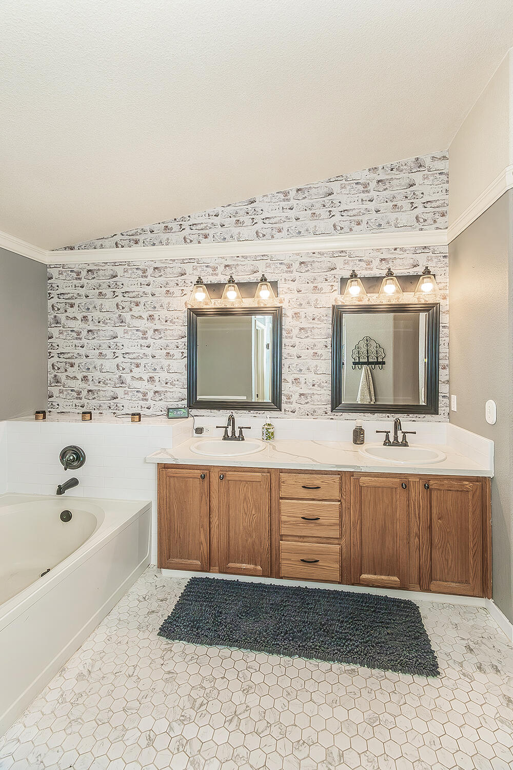 671 Cambria Ln, Lemoore, CA 93245