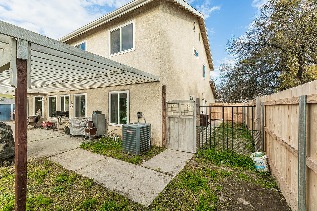 671 Cambria Ln, Lemoore, CA 93245