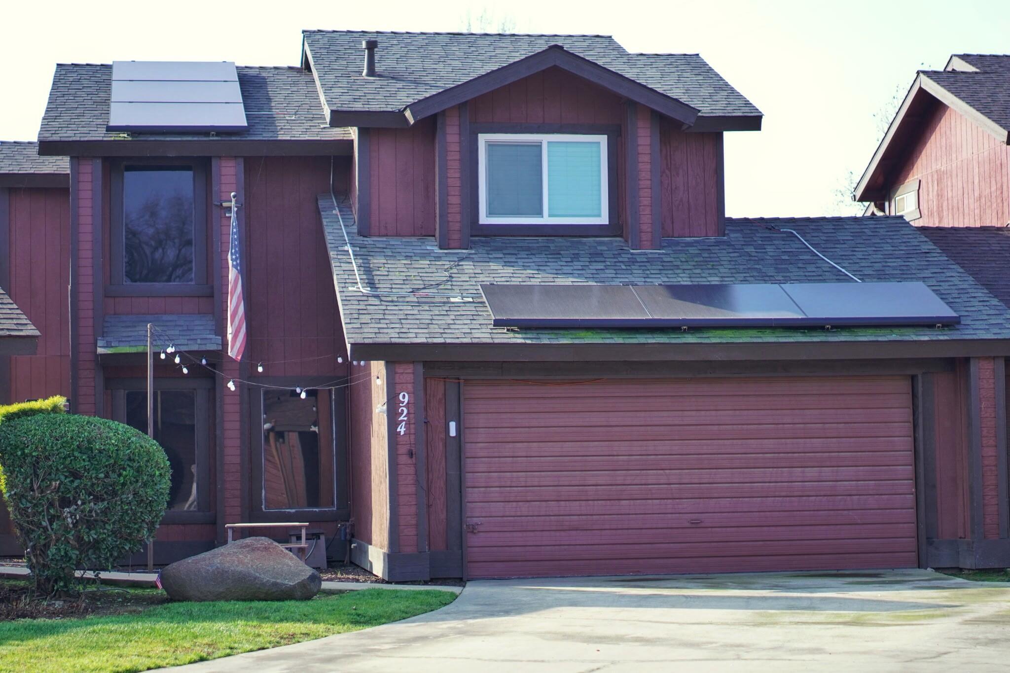 924 E Oakridge Ave, Visalia, CA 93292