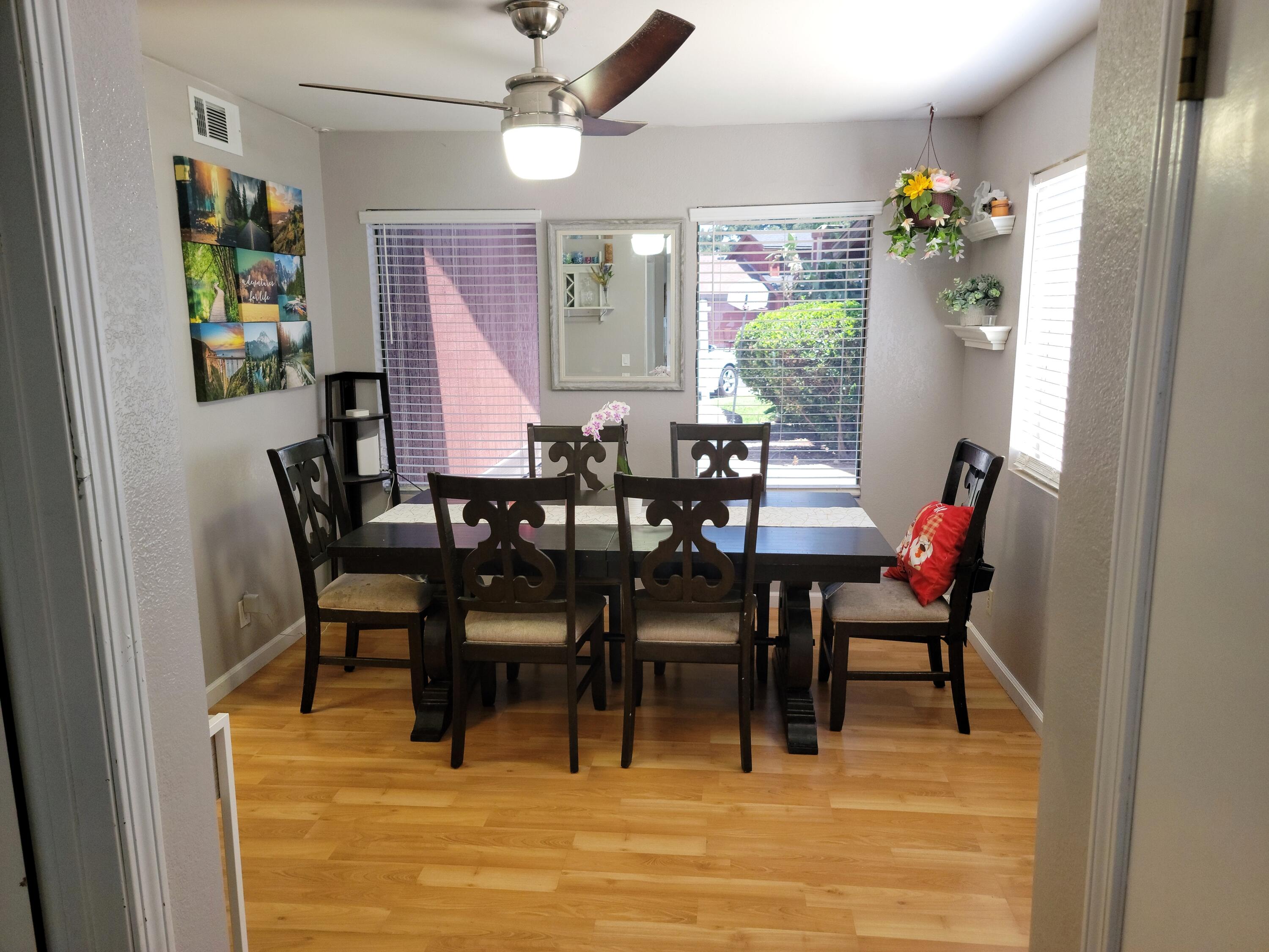 924 E Oakridge Ave, Visalia, CA 93292