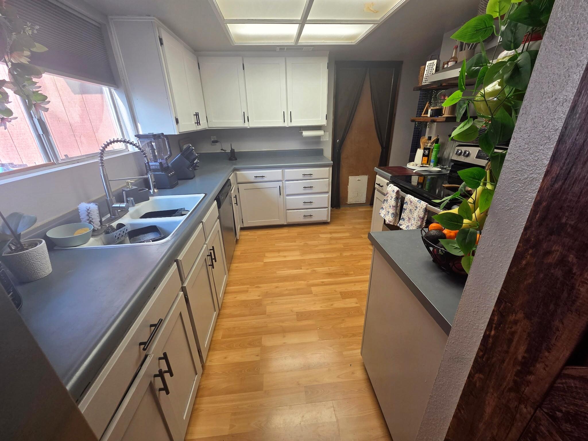 924 E Oakridge Ave, Visalia, CA 93292