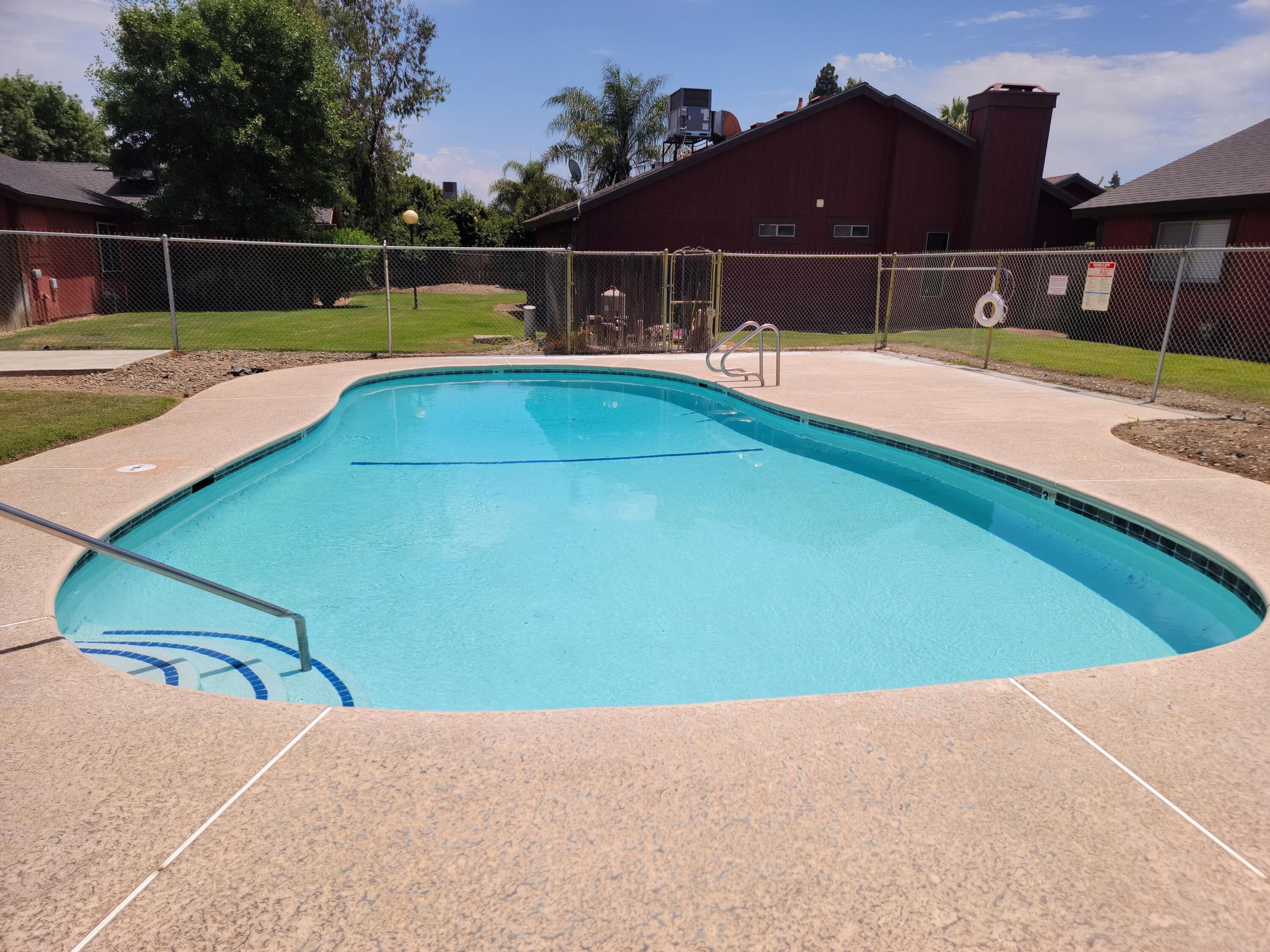 924 E Oakridge Ave, Visalia, CA 93292