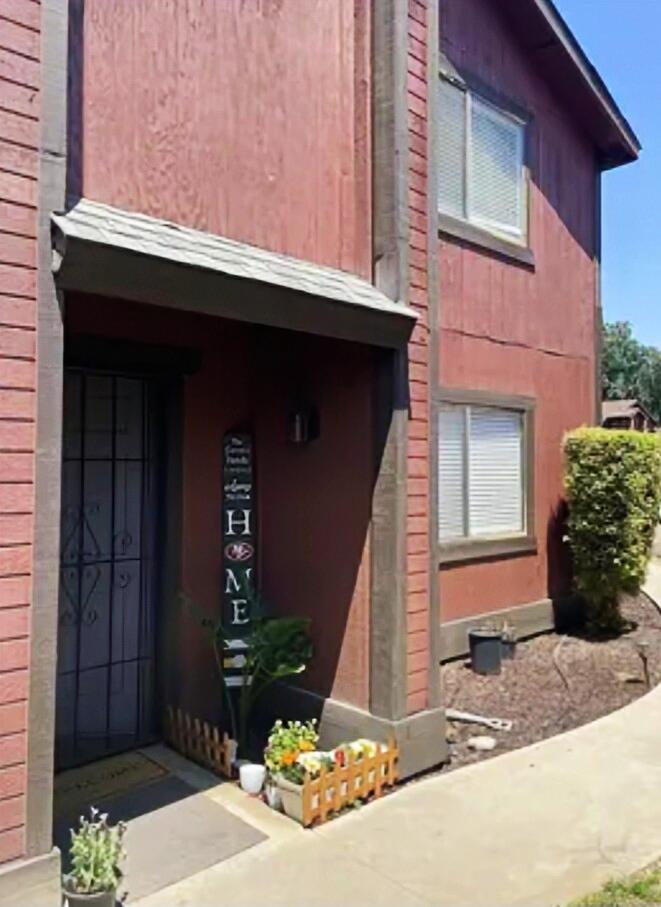 924 E Oakridge Ave, Visalia, CA 93292