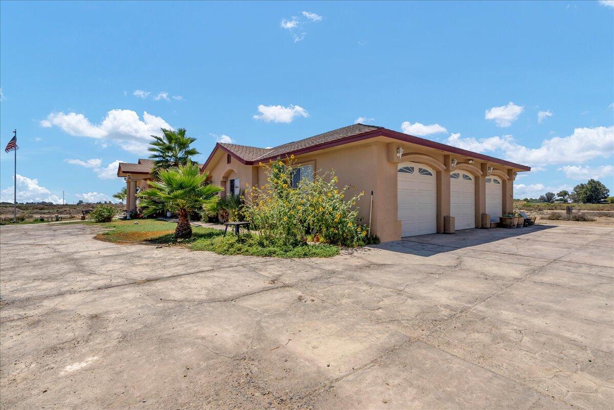 15084 18 1/2 Ave, Lemoore, CA 93245