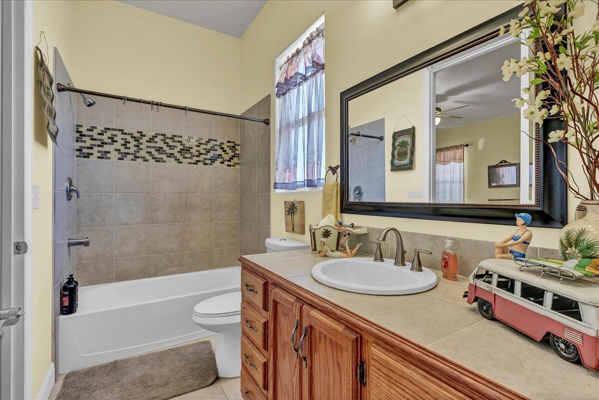 15084 18 1/2 Ave, Lemoore, CA 93245