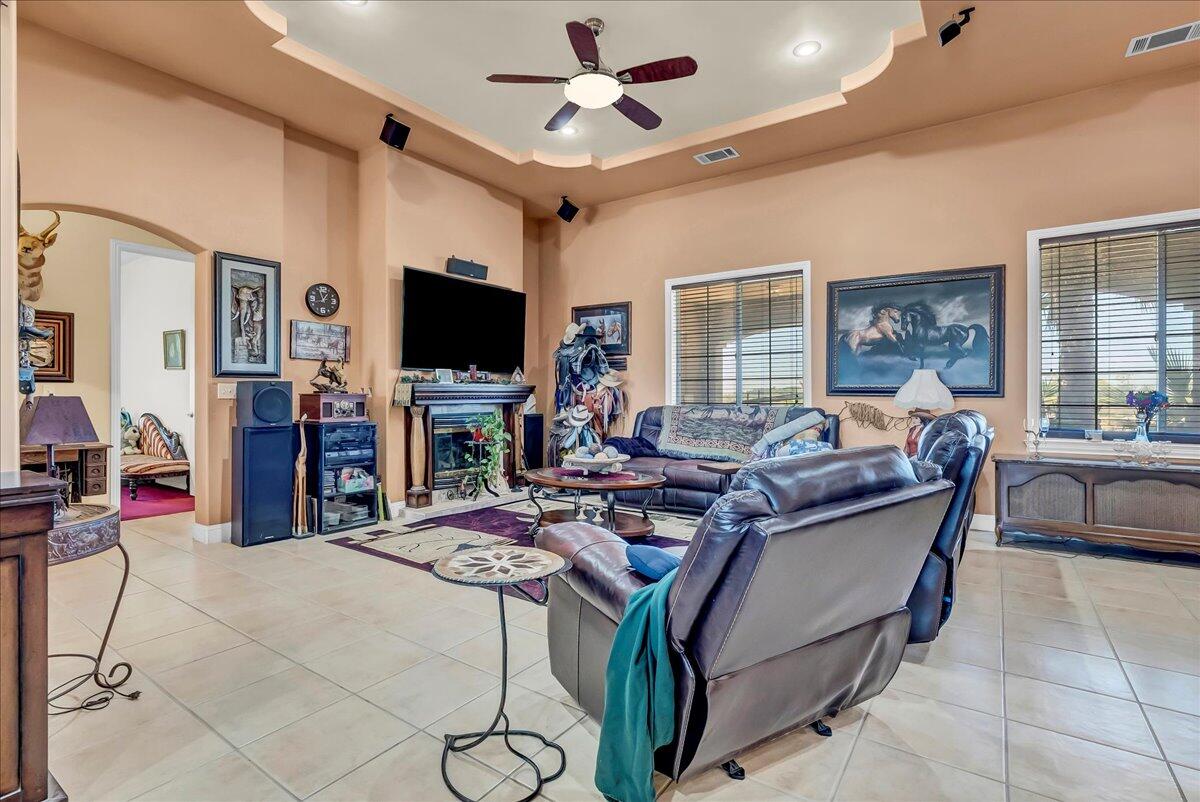 15084 18 1/2 Ave, Lemoore, CA 93245