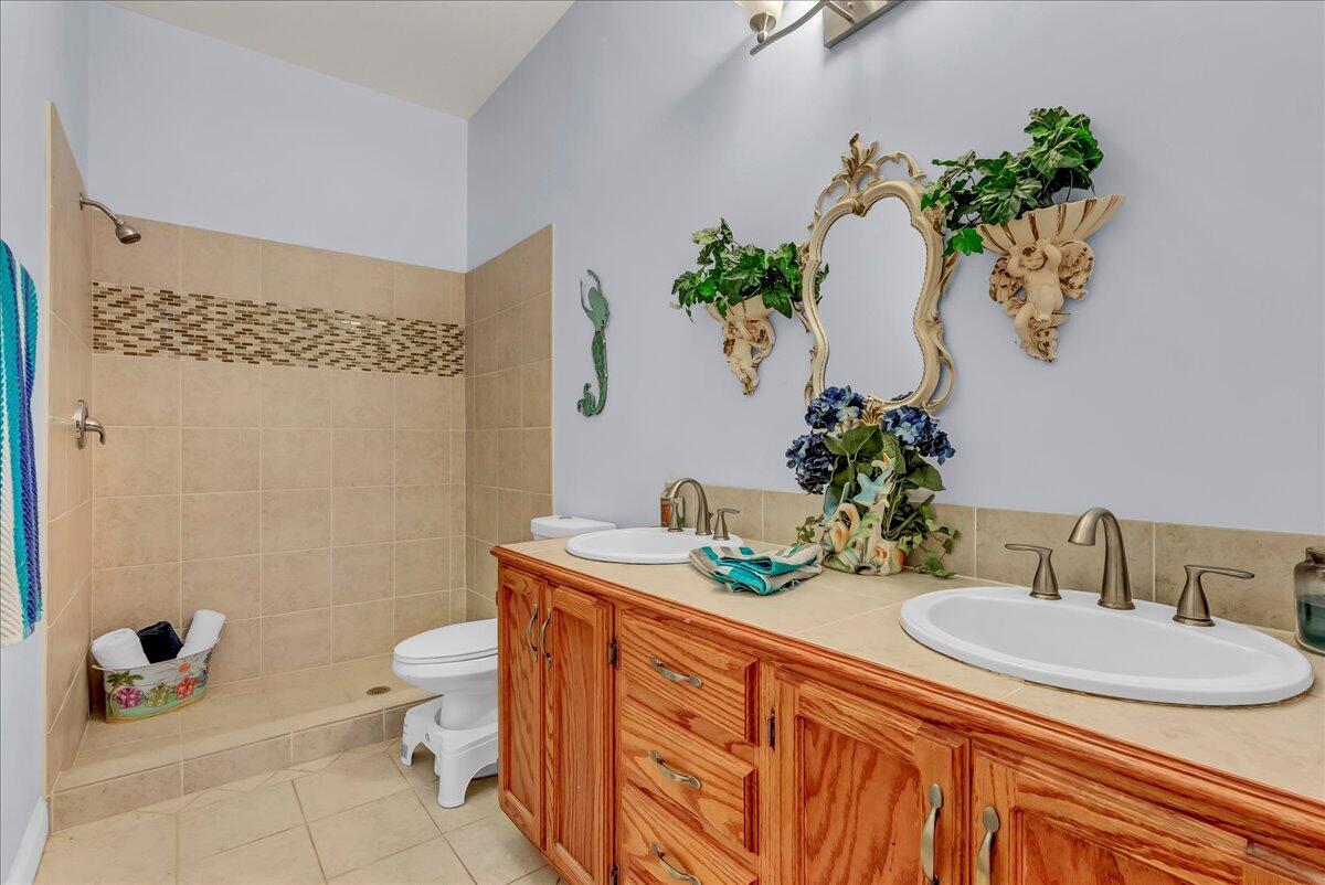 15084 18 1/2 Ave, Lemoore, CA 93245