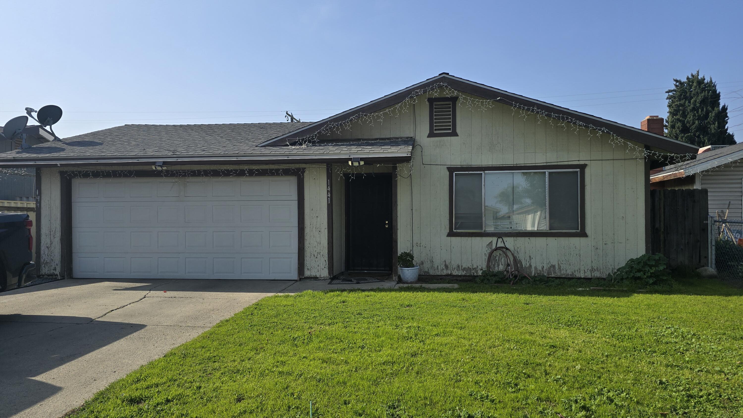 1441 N Leslie Ct, Visalia, CA 93291